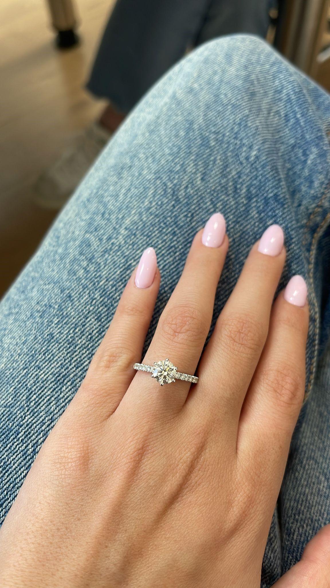 Der Solitär diamong-Ring (Rundschliff) im Angebot