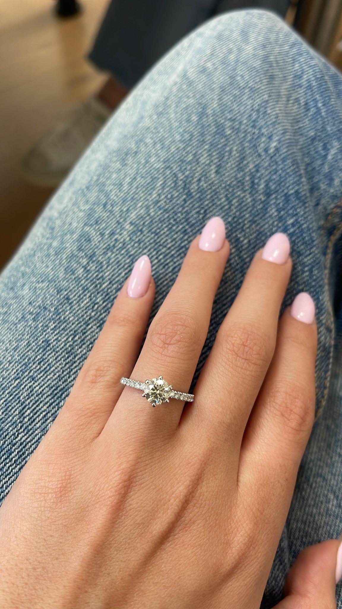 Der Solitär diamong-Ring (Rundschliff) im Angebot