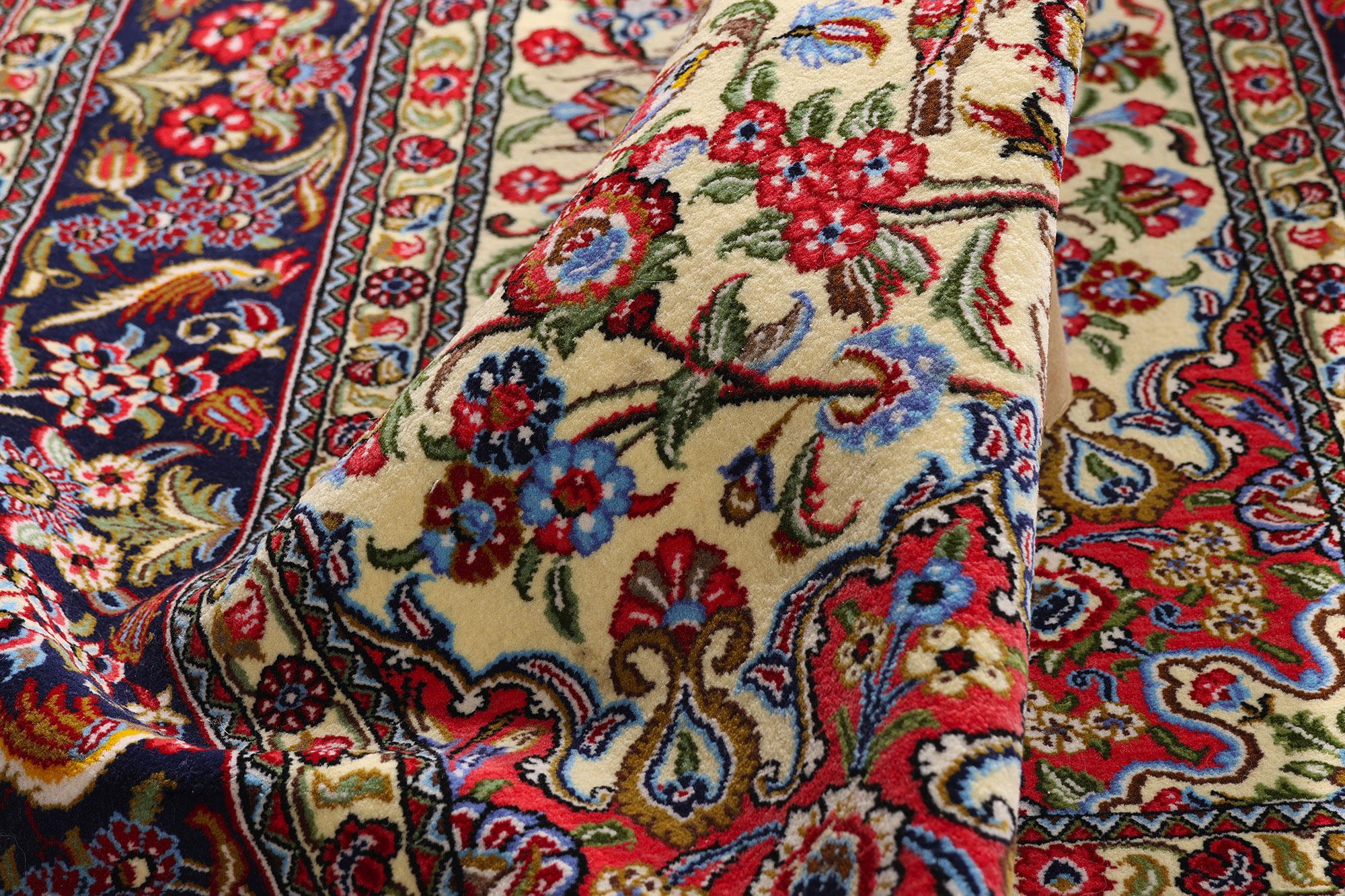 79311 Tappeto persiano vintage Qum, 04'05 x 07'00. Emanando raffinatezza regale e maestria artistica, questo tappeto persiano vintage Qum annodato a mano in lana è la testimonianza di una delle più illustri tradizioni di tessitura della Persia.