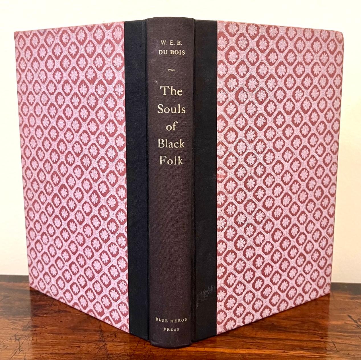 L'âme des Noirs par W.E.B. Du Bois. Édition limitée signée du 50e anniversaire de ce livre historique, avec l'étiquette de l'éditeur apposée à l'intérieur de la couverture. Publié par The Blue Heron Press, 1953. Important exemplaire de ce livre