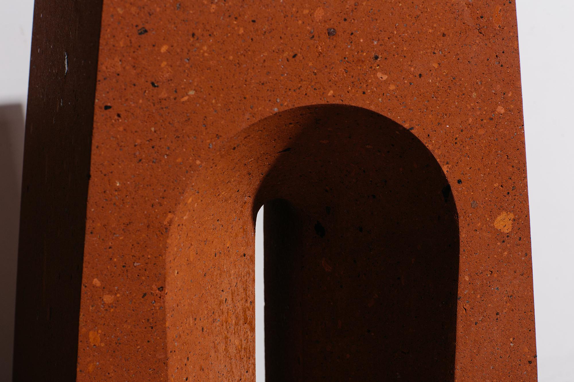 Tavolino ad arco geometrico in tufo rosso in vendita 1