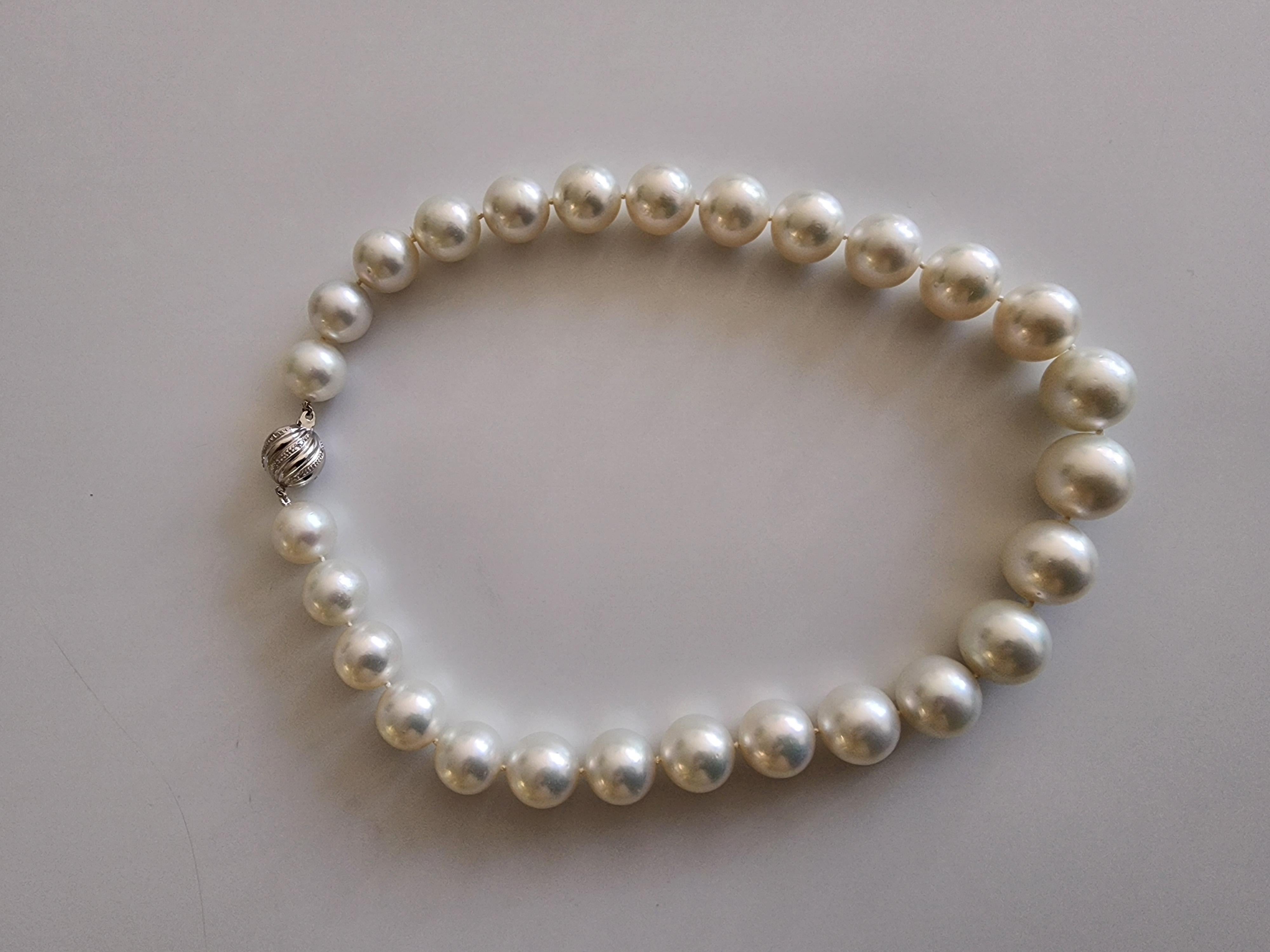 The South Sea pearl choket necklace 
27 pearls  smoothly graduated from18 mm to 14.30 mm
The lengthe of the necklace is 49 cm, the total weight is 130 gram