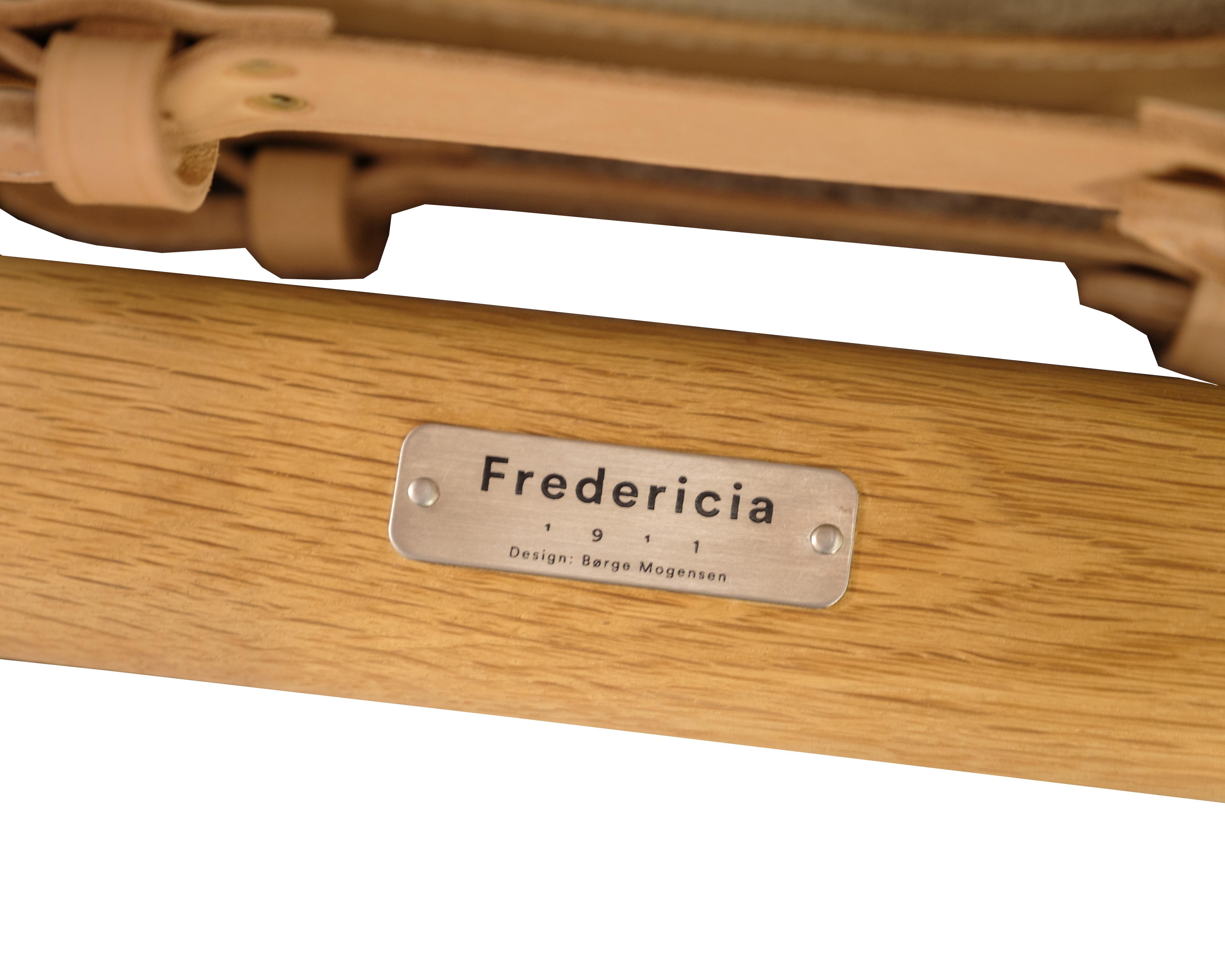 The Spanich Chair Model BM2226 Made In Oak & Paninated Vegetal Natural Leather For Sale 4
