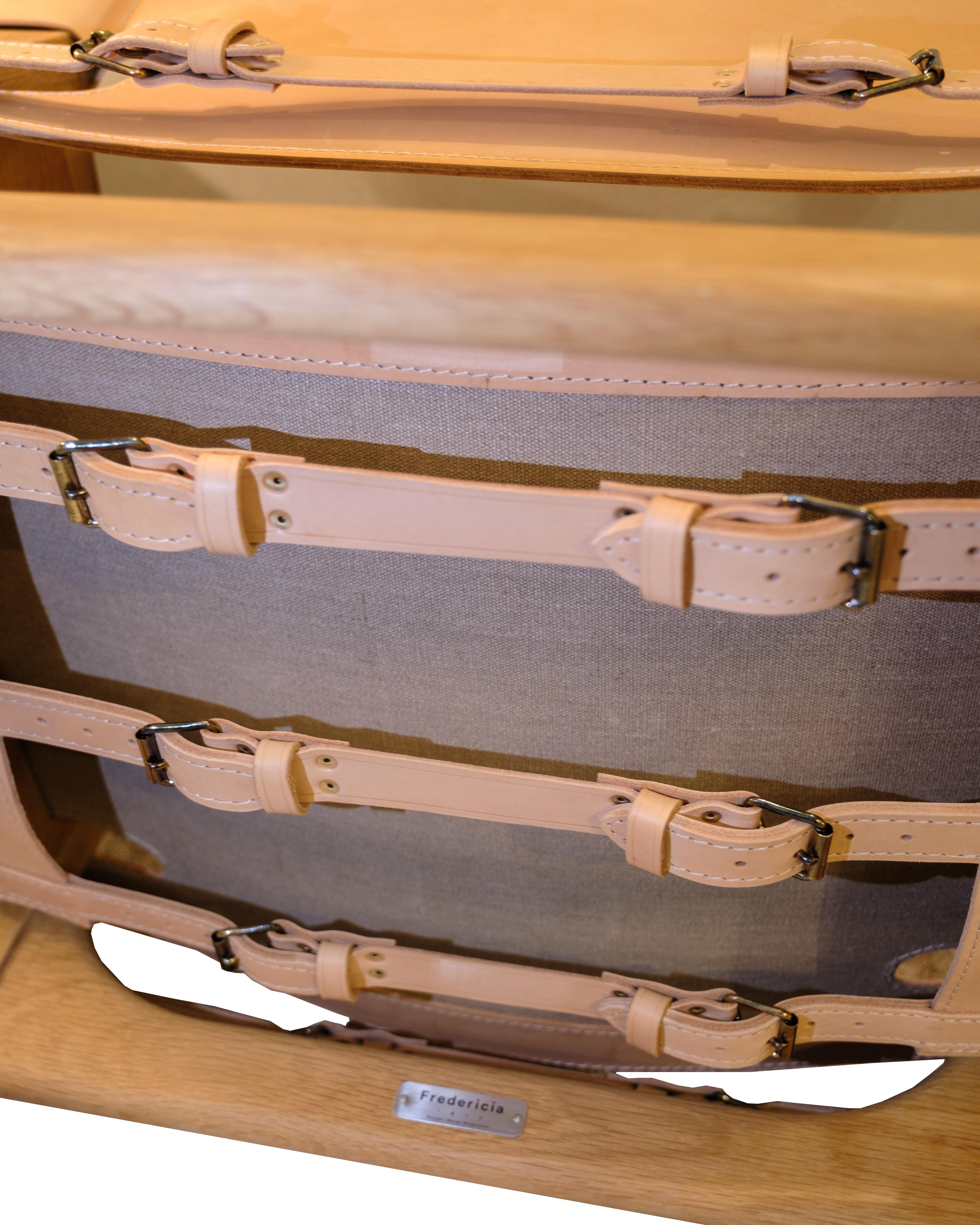 The Spanich Chair Model BM2226 Made In Oak & Paninated Vegetal Natural Leather For Sale 5