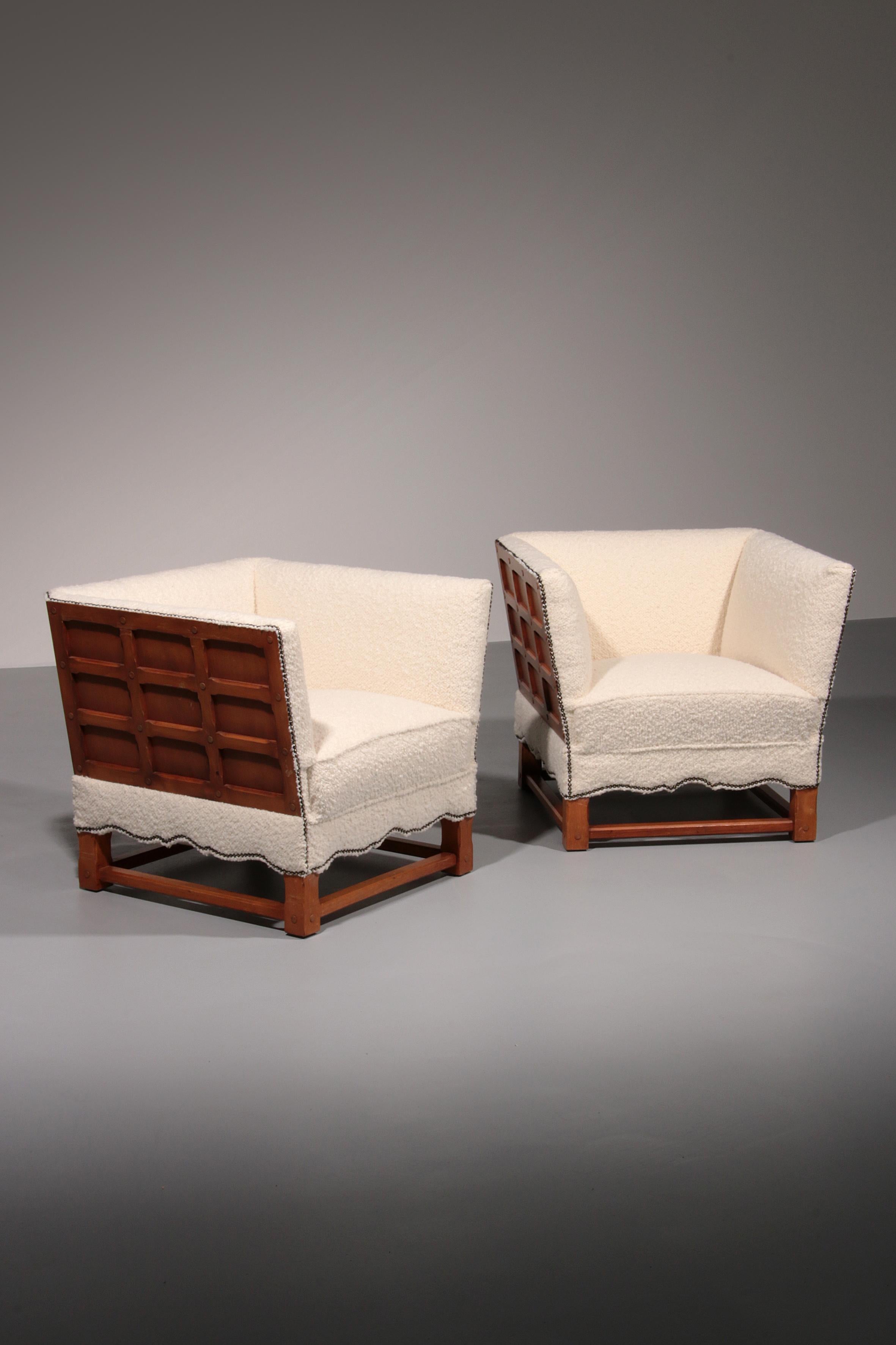 The spanish arm chairs from Elias Barup for Gärsnäs Sweden 1930

These exquisite 1930s oak and beech 