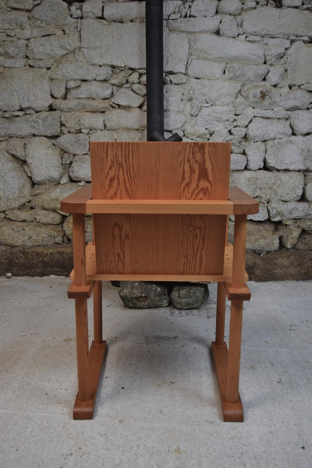 Bois de feuillus « La chaise espagnole »  Fauteuil en pin oregon fabriqué à la main par Frank Buschmann en vente