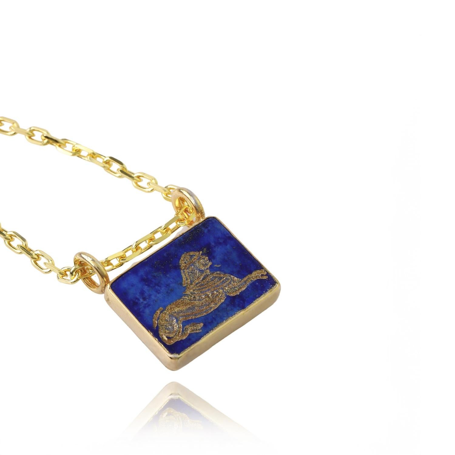 Der Sphinx-Anhänger ist ein handgefertigter Lapislazuli-Edelstein, der mit 22-karätigem Gold Vermeil auf 925er Sterlingsilber verziert ist. Die Intaglio auf dem Edelstein ist eine Illustration eines altägyptischen mythologischen Wesens SPHINX mit