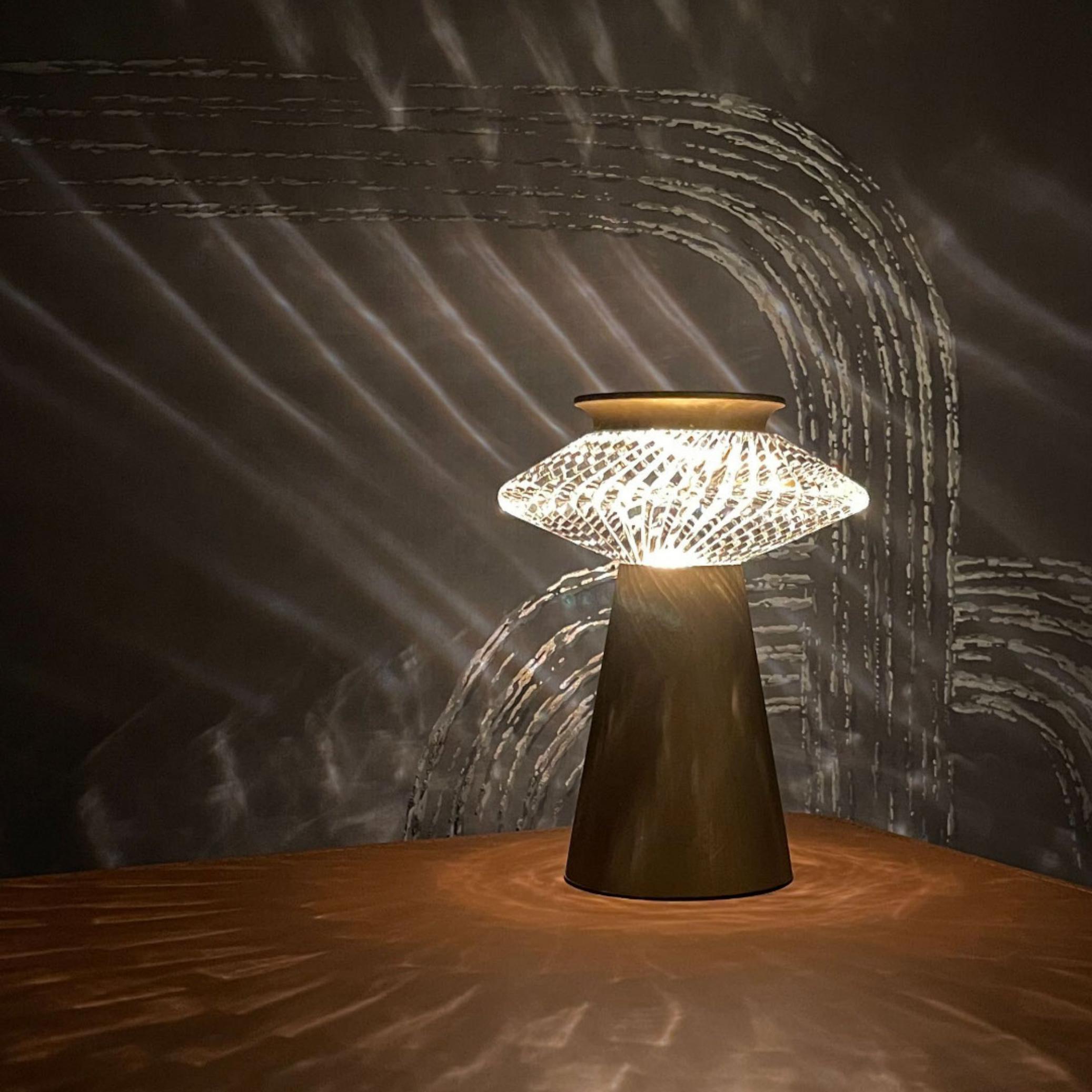 Spiralförmige tragbare Led-Lampe, André Fu Living Bronze Glas Neu (Moderne) im Angebot