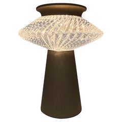 La Lámpara LED Portátil Espiral de Cristal y Bronce de André Fu Living