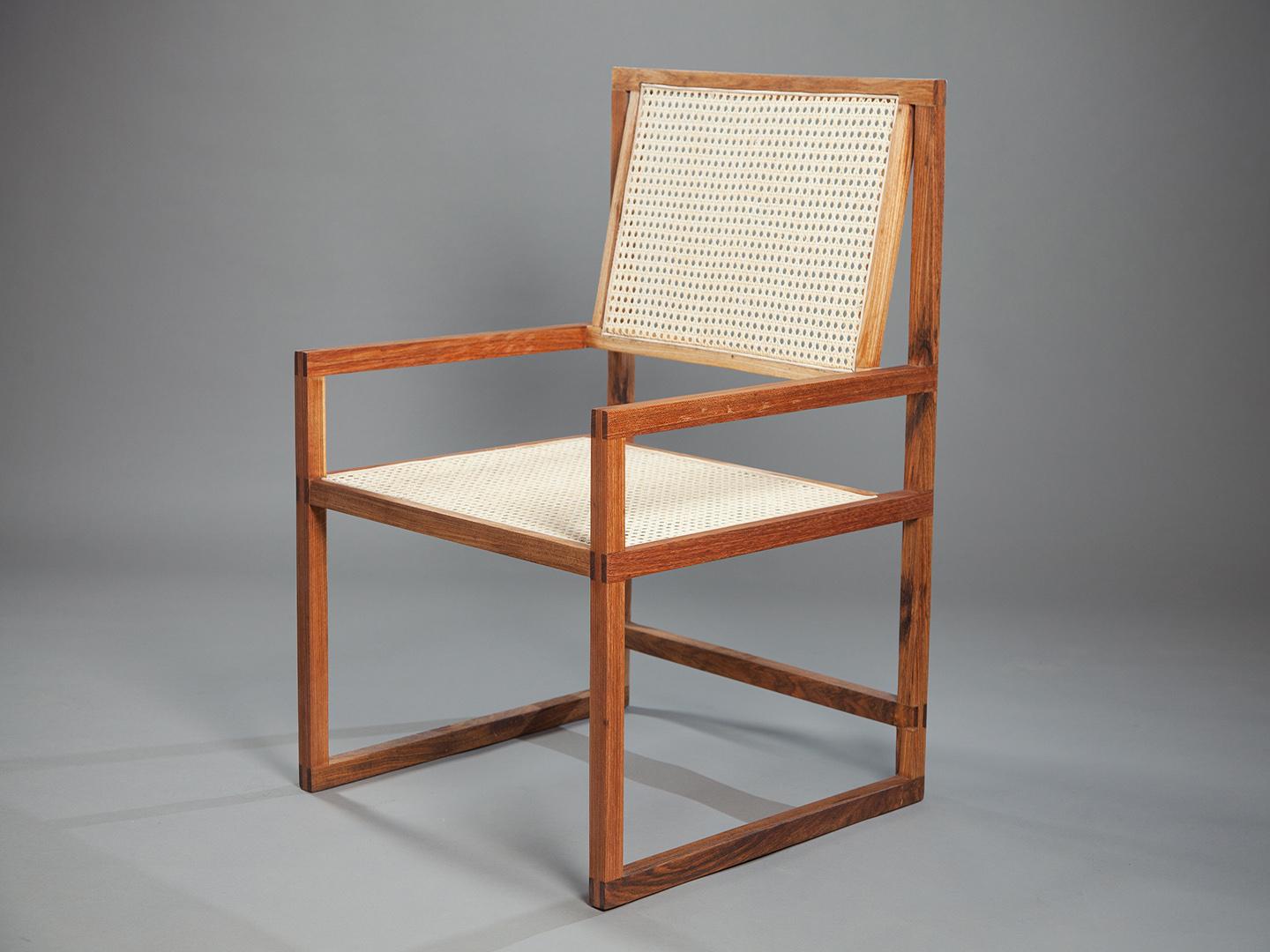 The first piece of the Square Series, it is a light and airy item with straight lines and angles. Made from Freijó wood, it's highly comfortable and durable. The seat and backrest are crafted from natural Indian straw. It can also be produced in