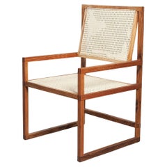 Le fauteuil carré. Produit en bois massif à l'aide d'une menuiserie à tenon et mortaise. 