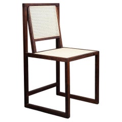 La chaise carrée. Produit en bois massif à l'aide d'une menuiserie à tenon et mortaise.