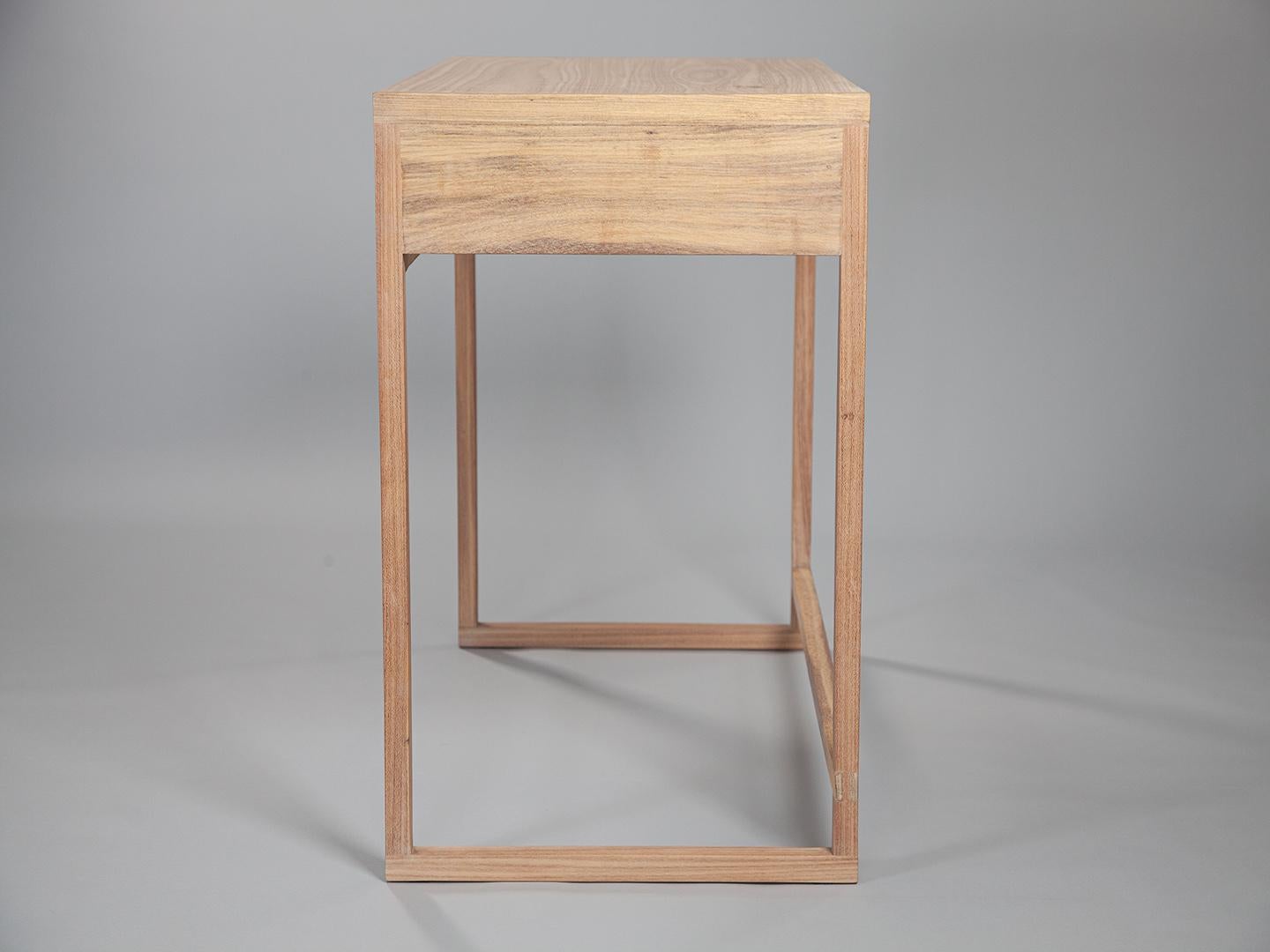 El Escritorio Cuadrado. Mesa de escritorio brasileña de madera maciza diseñada por Amilcar Oliveira en venta 4