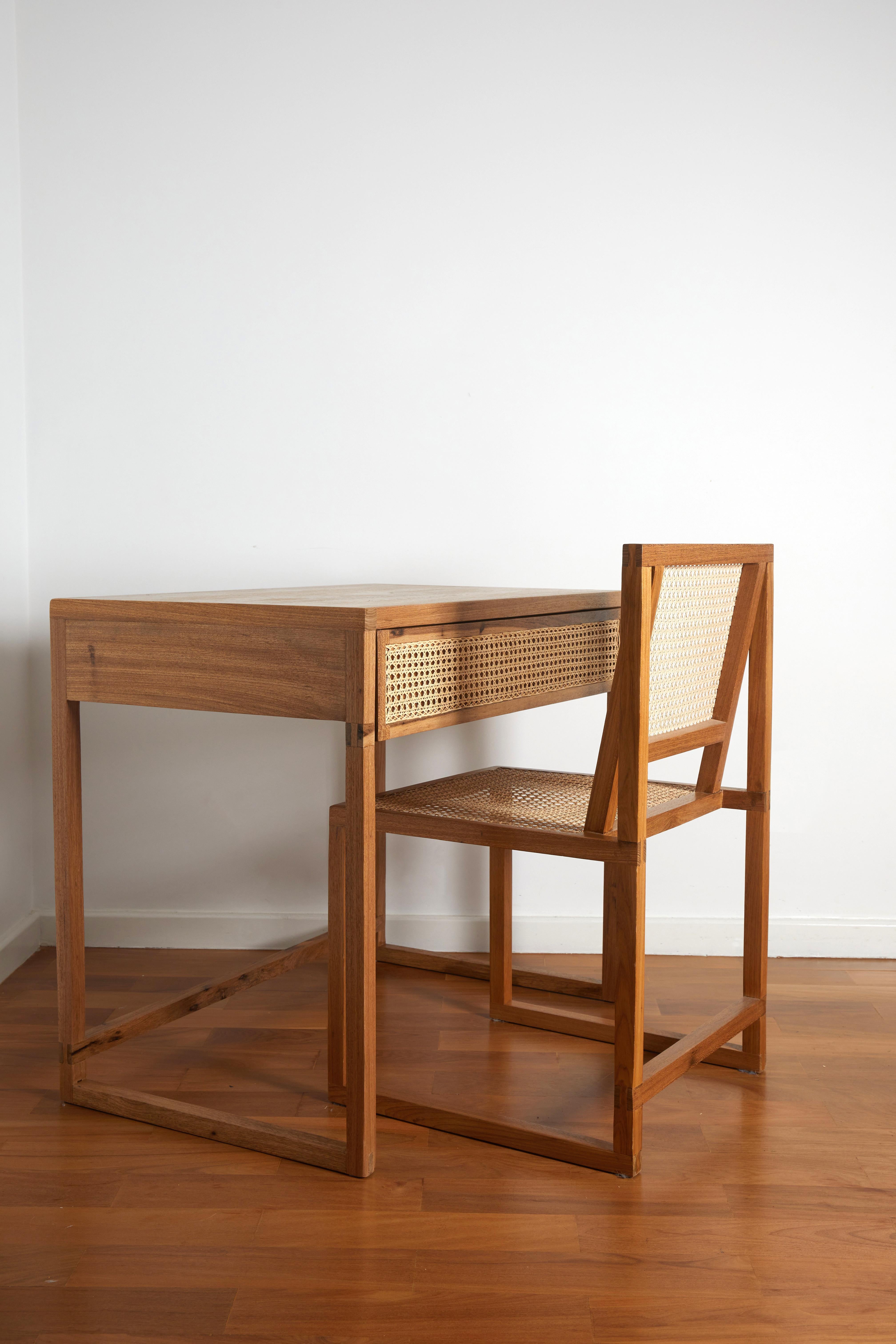 El Escritorio Cuadrado. Mesa de escritorio brasileña de madera maciza diseñada por Amilcar Oliveira en venta 7