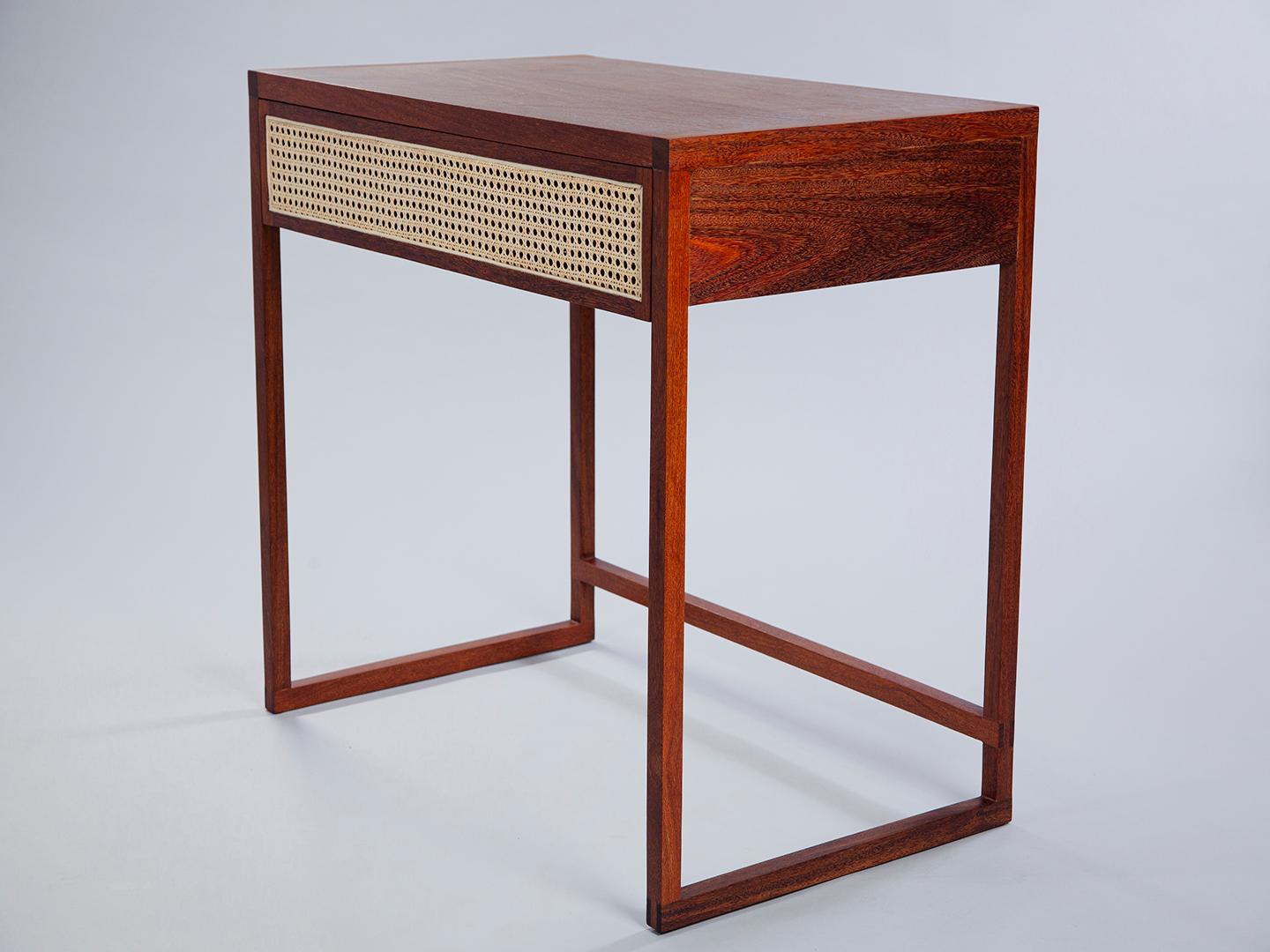 El Escritorio Cuadrado. Mesa de escritorio brasileña de madera maciza diseñada por Amilcar Oliveira en venta 9