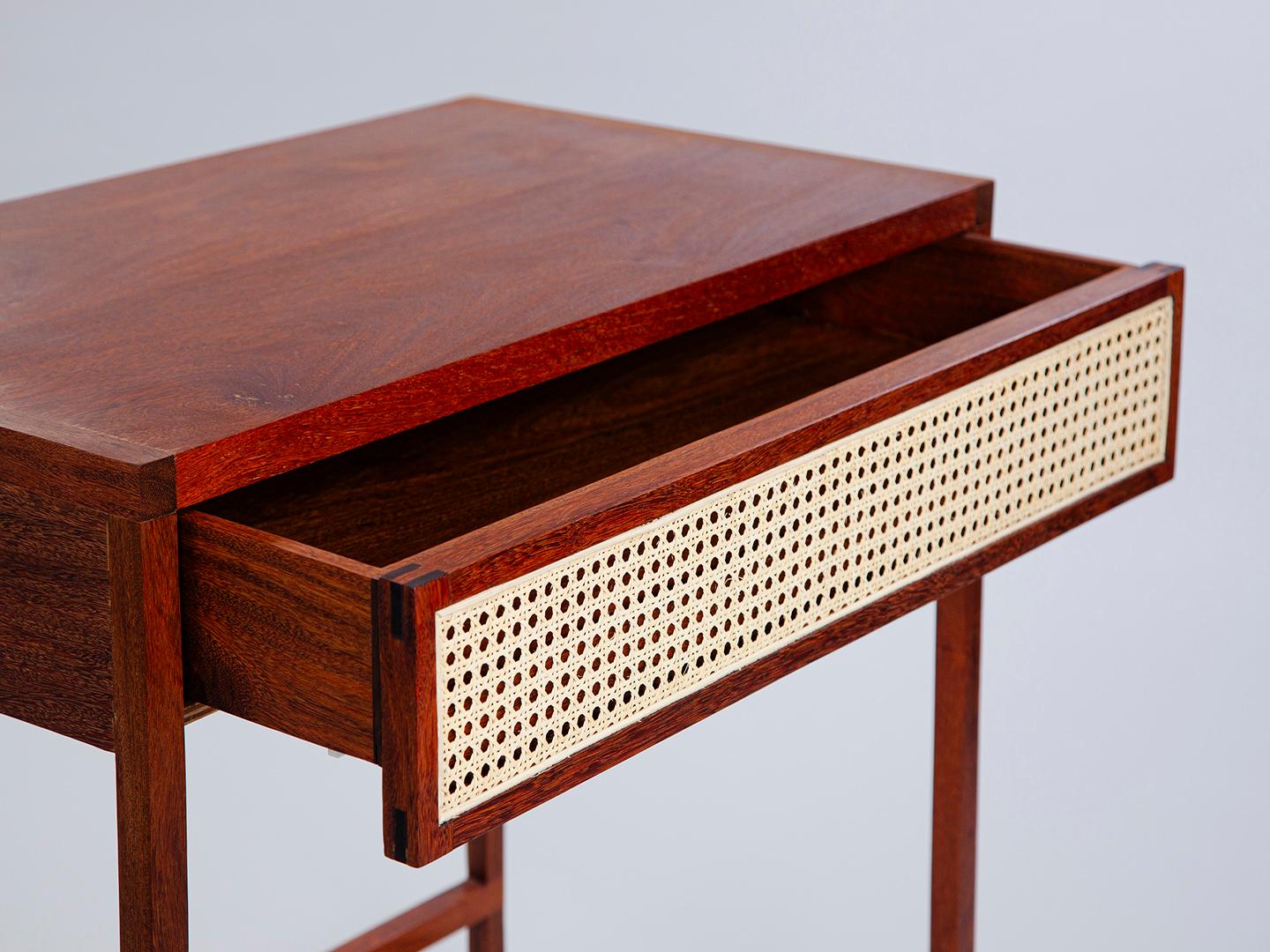 El Escritorio Cuadrado. Mesa de escritorio brasileña de madera maciza diseñada por Amilcar Oliveira en venta 11