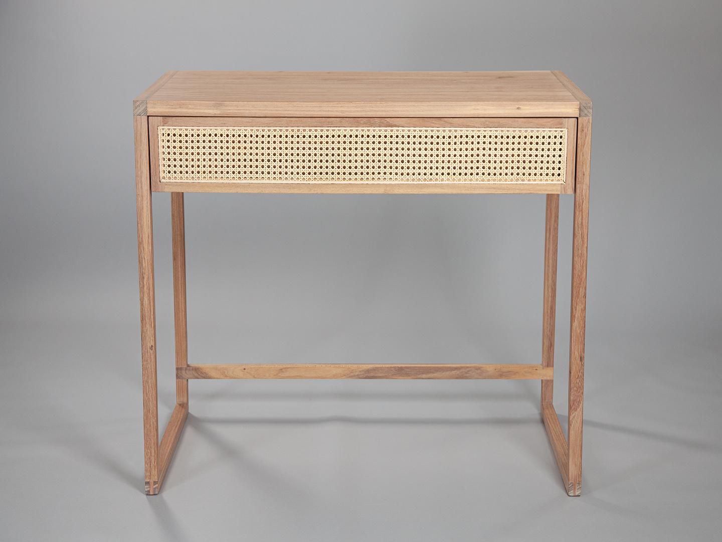 El Escritorio Cuadrado se inspira en el diseño de los muebles modernos brasileños de los años 50 y 60, de líneas rectas y tejido de paja india. Es delicado y muy cómodo para el uso diario, combinando a la perfección funcionalidad y elegancia.