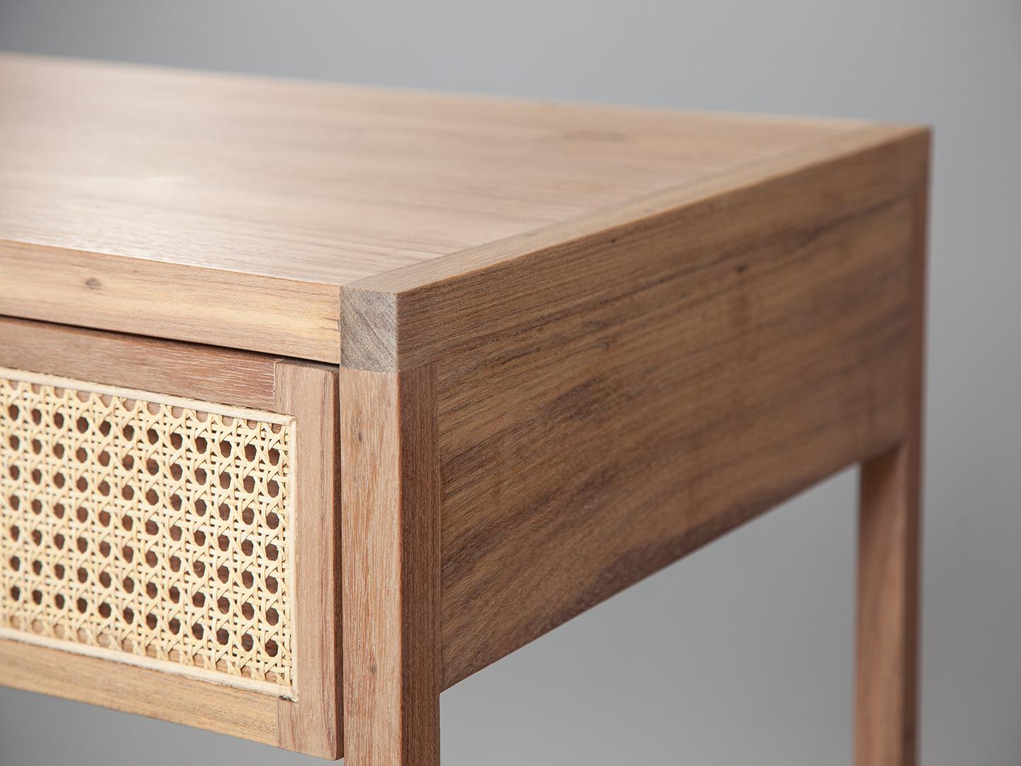El Escritorio Cuadrado. Mesa de escritorio brasileña de madera maciza diseñada por Amilcar Oliveira Hecho a mano en venta
