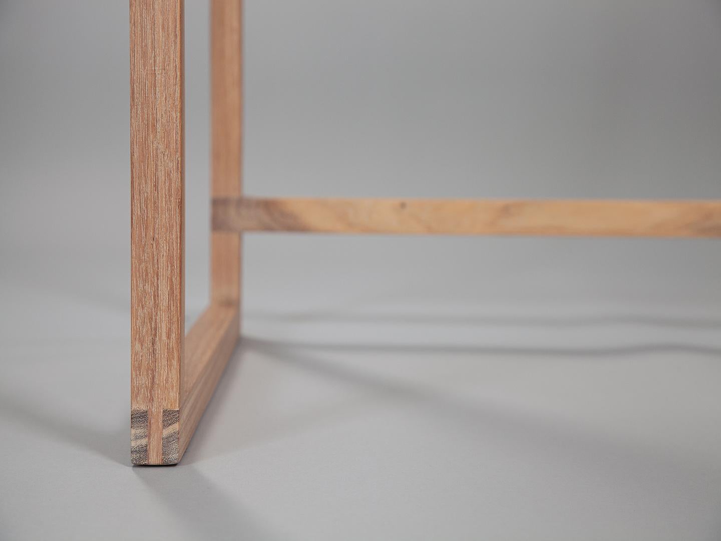 El Escritorio Cuadrado. Mesa de escritorio brasileña de madera maciza diseñada por Amilcar Oliveira en Nuevo estado para la venta en São Paulo, SP