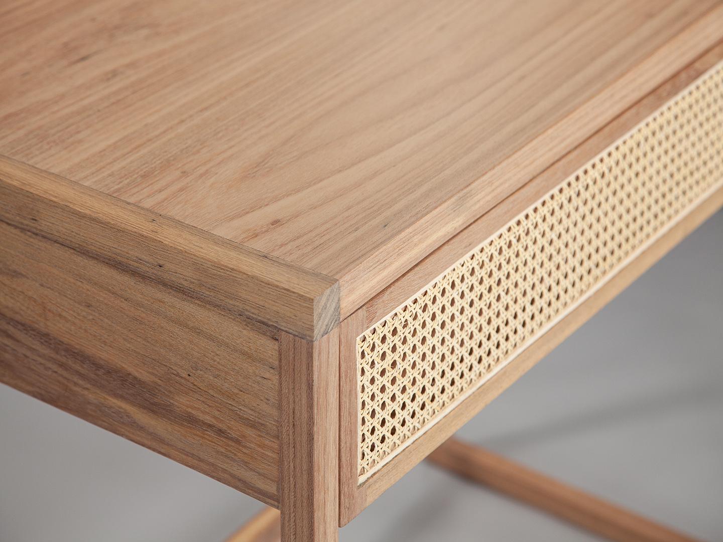 El Escritorio Cuadrado. Mesa de escritorio brasileña de madera maciza diseñada por Amilcar Oliveira Siglo XXI y contemporáneo en venta