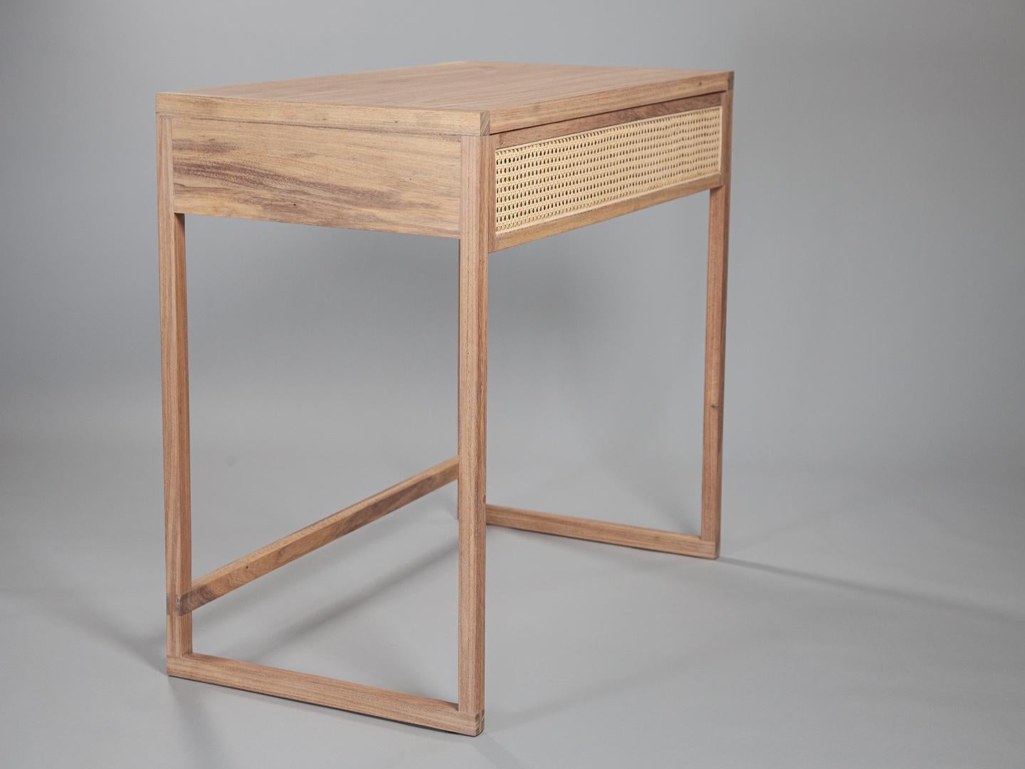 El Escritorio Cuadrado. Mesa de escritorio brasileña de madera maciza diseñada por Amilcar Oliveira Brasileño en venta