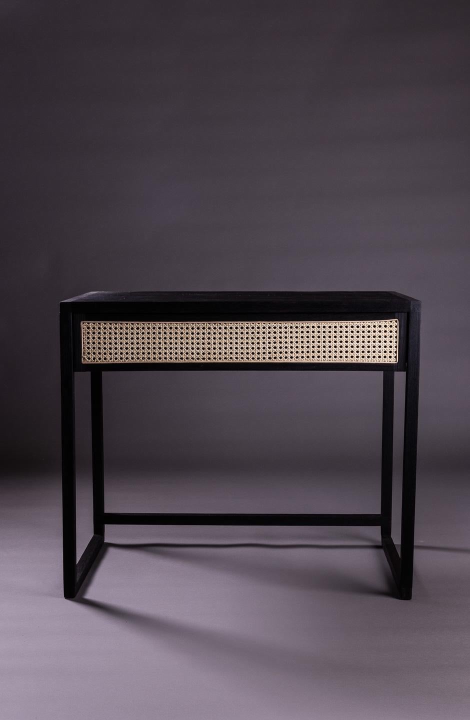 Der Square Desk wurde vom Design moderner brasilianischer Möbel aus den 1950er und 1960er Jahren inspiriert, die sich durch gerade Linien und indisches Strohgeflecht auszeichnen. Er ist zart und sehr komfortabel für den täglichen Gebrauch und
