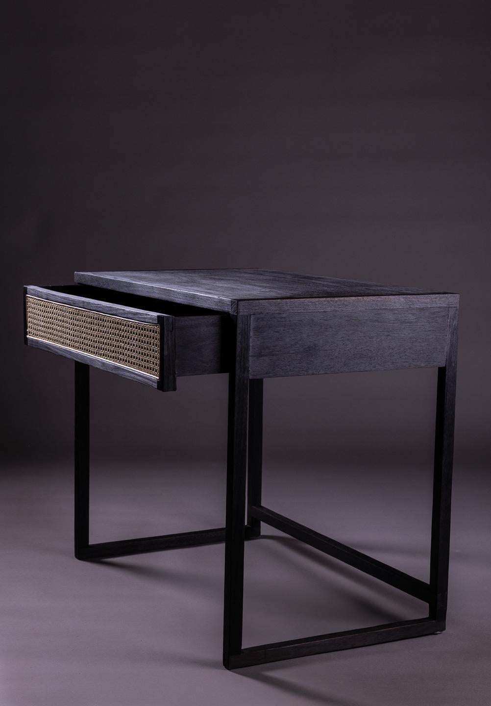 Quadratischer Schreibtisch, quadratischer Sessel, Carbonisierte Oberfläche mit Shou Sugi Ban, Japanisch (Brasilianisch) im Angebot