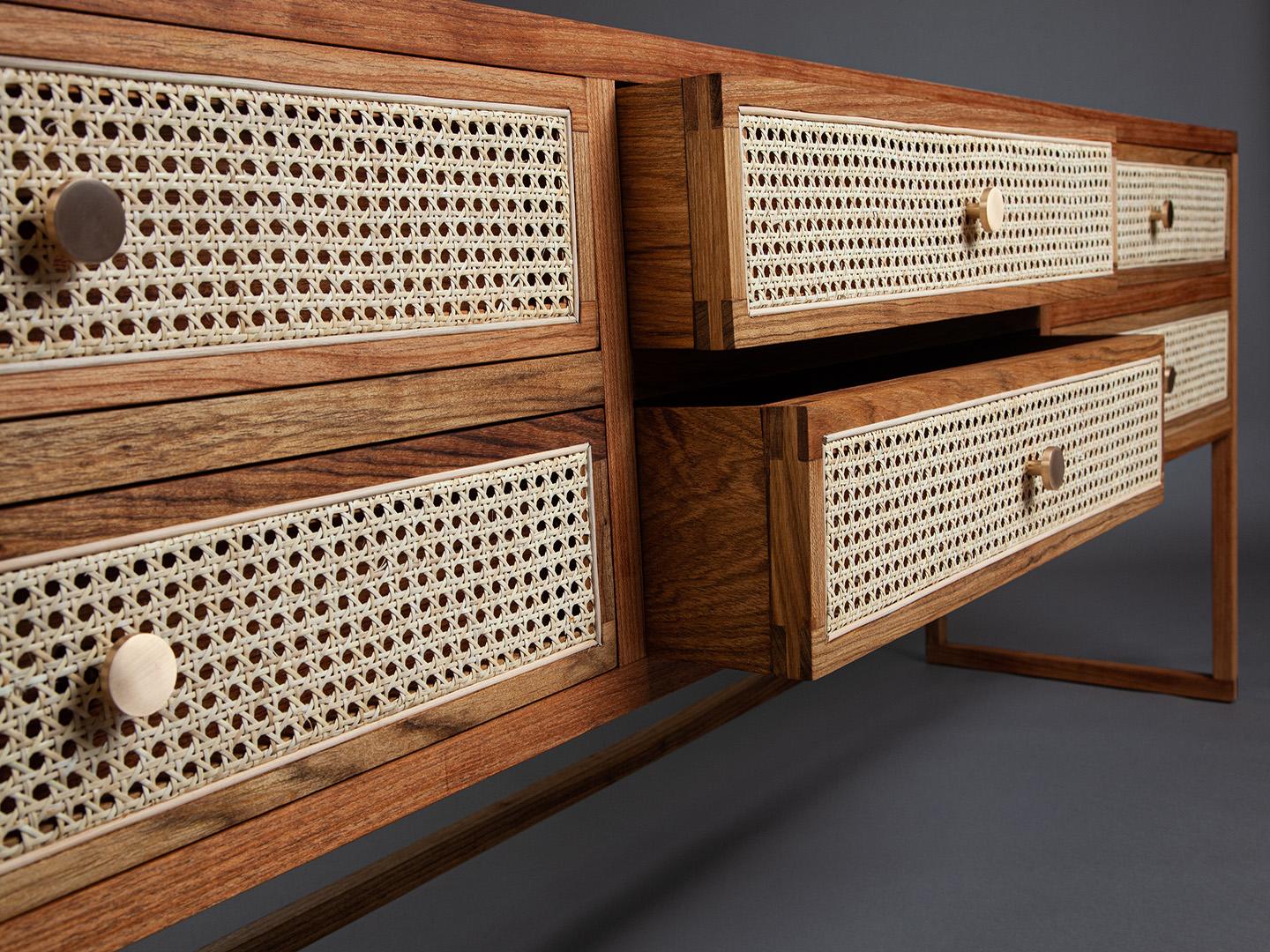 La cómoda cuadrada. Madera maciza brasileña y paja natural Siglo XXI y contemporáneo en venta