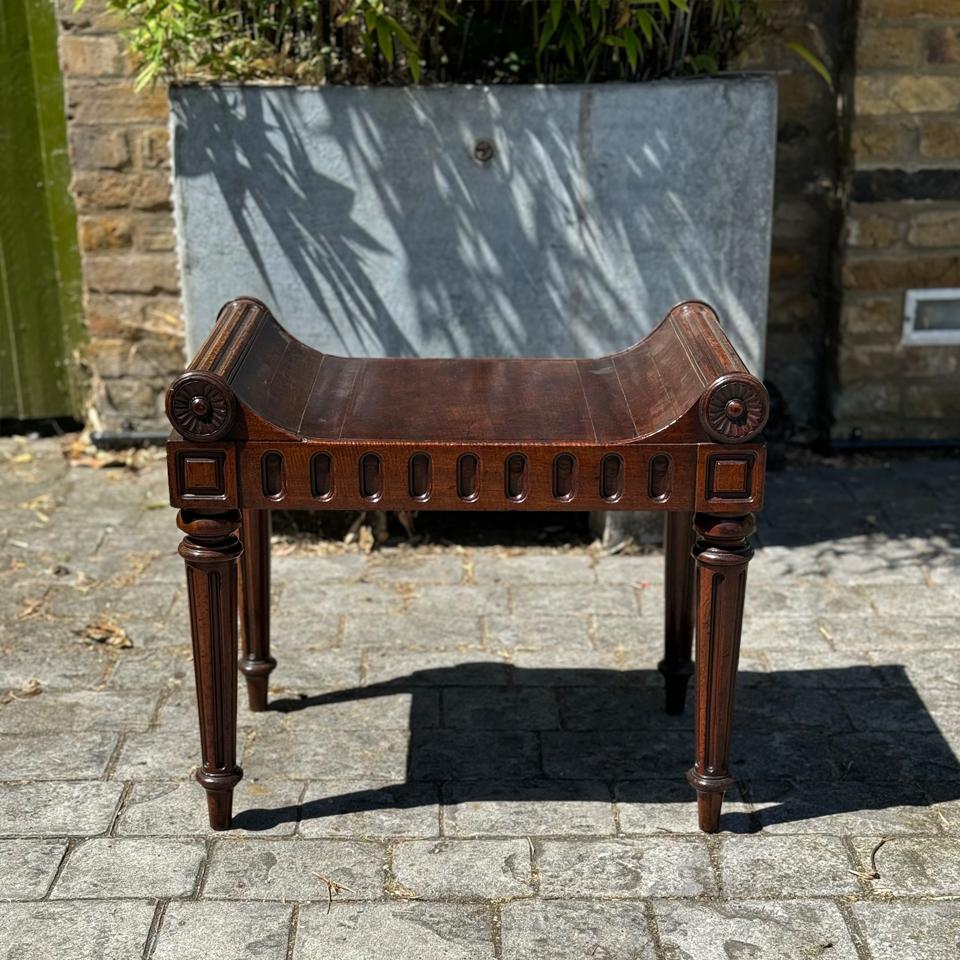 Britannique The ST. Tabouret Giles House en vente