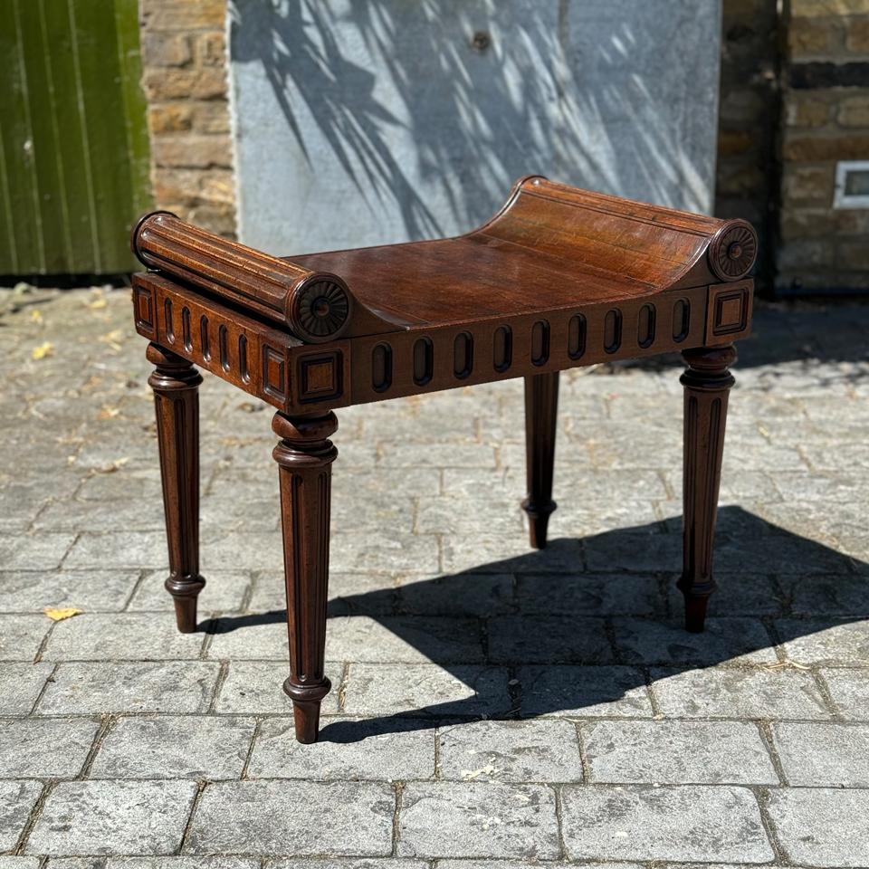Sculpté The ST. Tabouret Giles House en vente