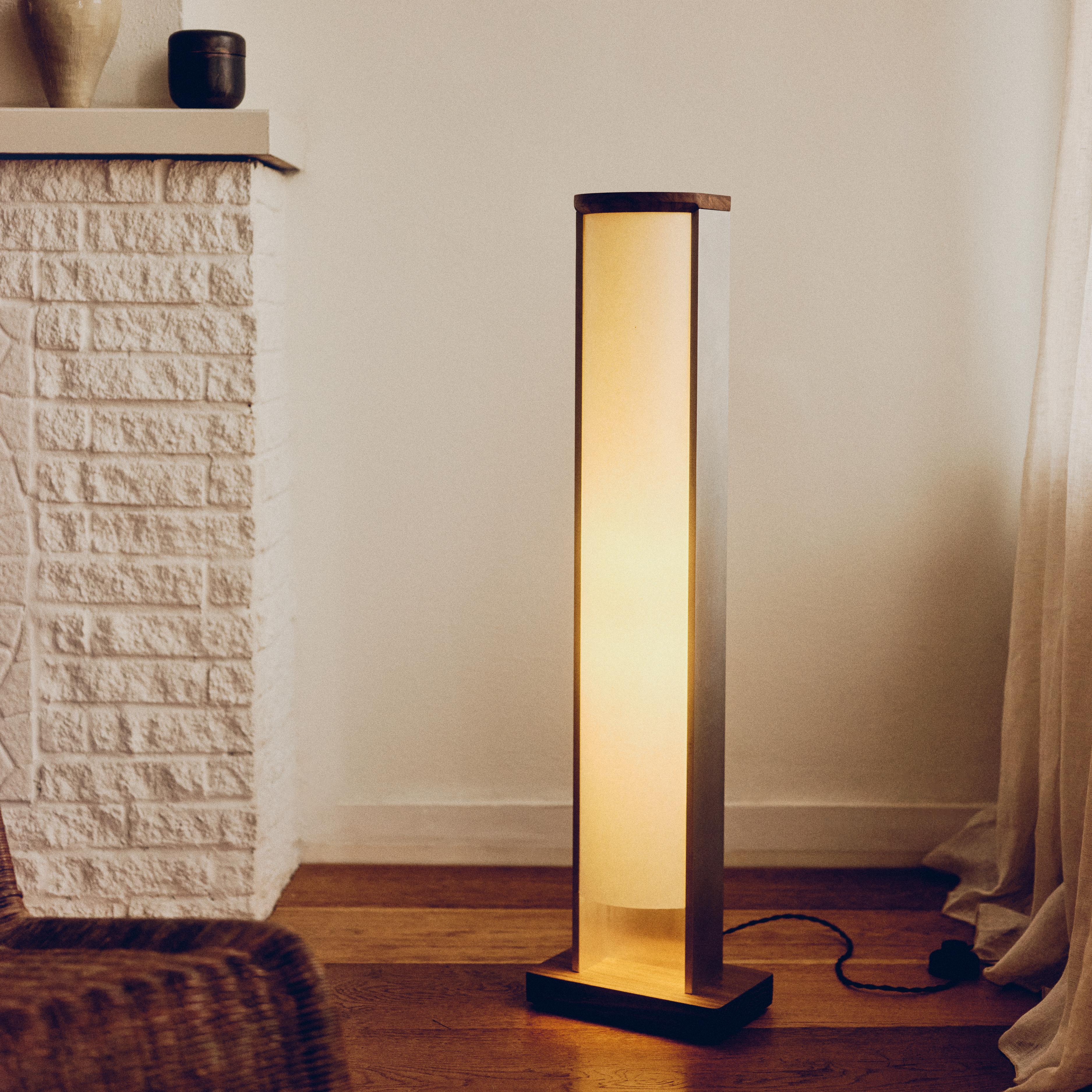 Die Standard Lamp Collection ist eine in Australien hergestellte Beleuchtungskollektion. Das im Bauwesen wegen seiner Langlebigkeit und Stärke häufig verwendete industrielle Aluminium C-Channel wird in dieser Collection'S als geschmackvolle