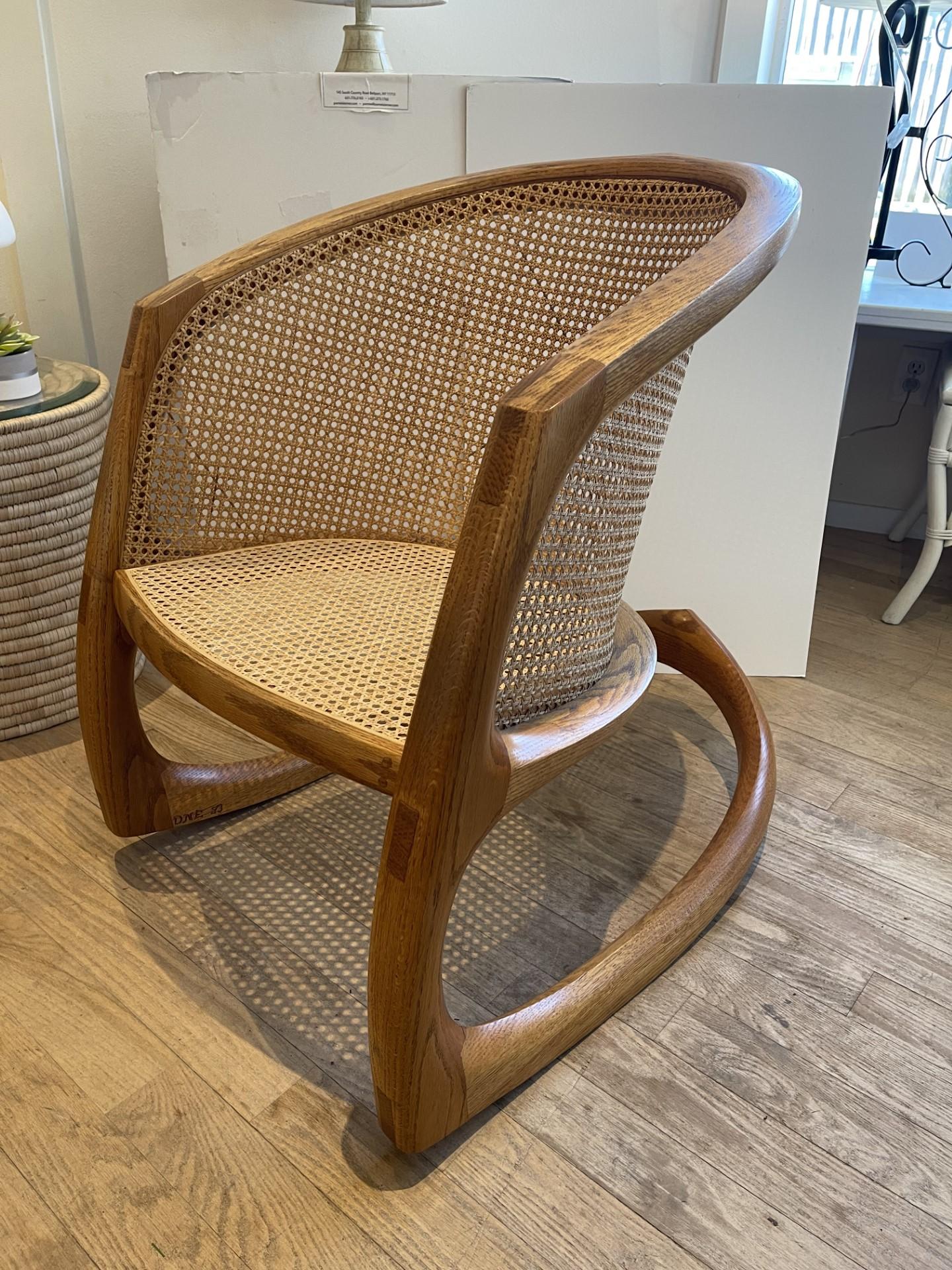 Le fauteuil à bascule Sternum, conçu par le Studio Craftsman de renommée internationale &  Design/One 1983.
 Le Rocking Chair d'Ebner s'inspire de l'os du sternum du canard, structurellement solide et artistiquement formé.
Il existe de nombreuses