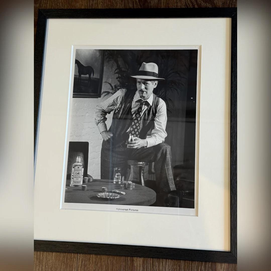 Der Clou (1973) - FRAMED
Foto Standbild (8 X 10 Zoll)

Original-Schwarz-Weiß-Fotostandbild.

Mit Paul Newman in der Rolle des aalglatten Trickbetrügers Henry Gondorff aus The Sting. In historischer Kleidung, mit Zigarette in der Hand und umgeben von