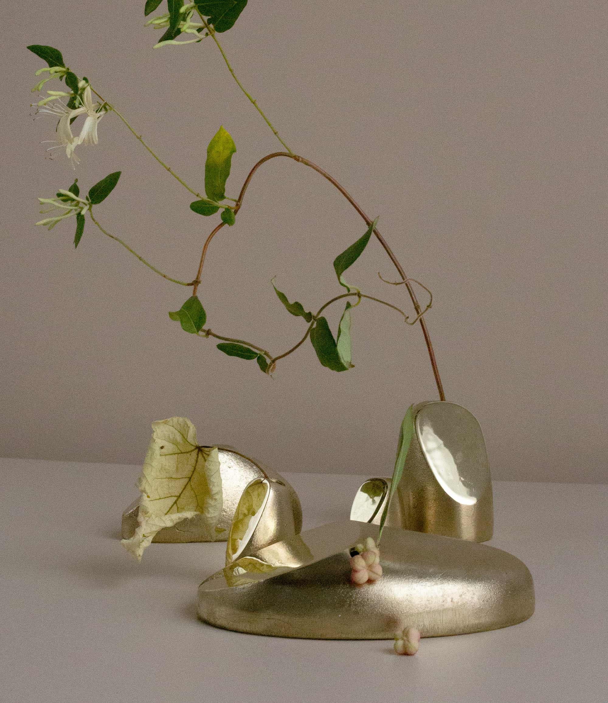 Accessoires à fleurs « Set of 1 » en bronze « The Stone and The Pebble » en vente 4