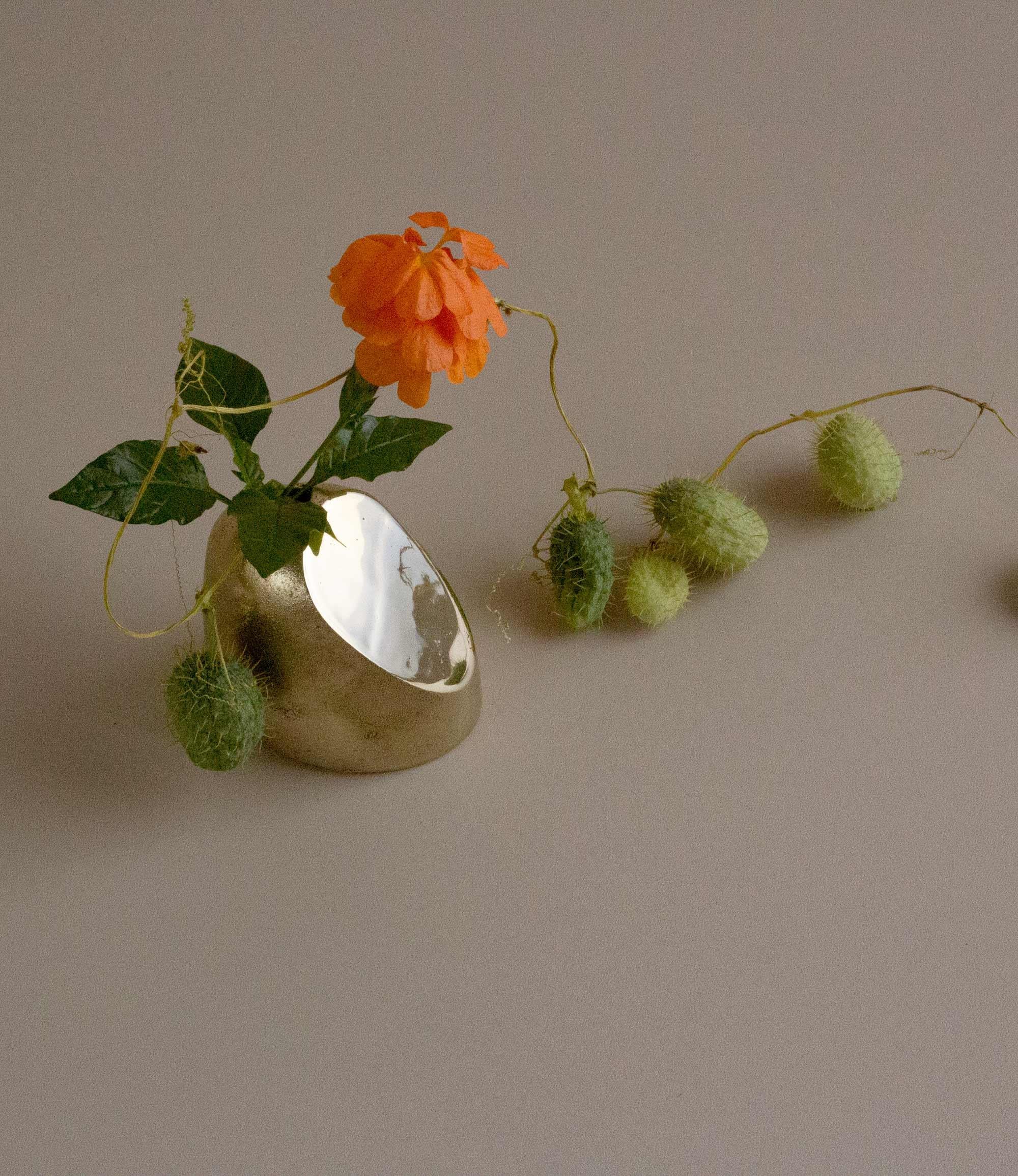 Moulage Ensemble de 3 accessoires à fleurs en bronze « Stone and The Pebble » en vente