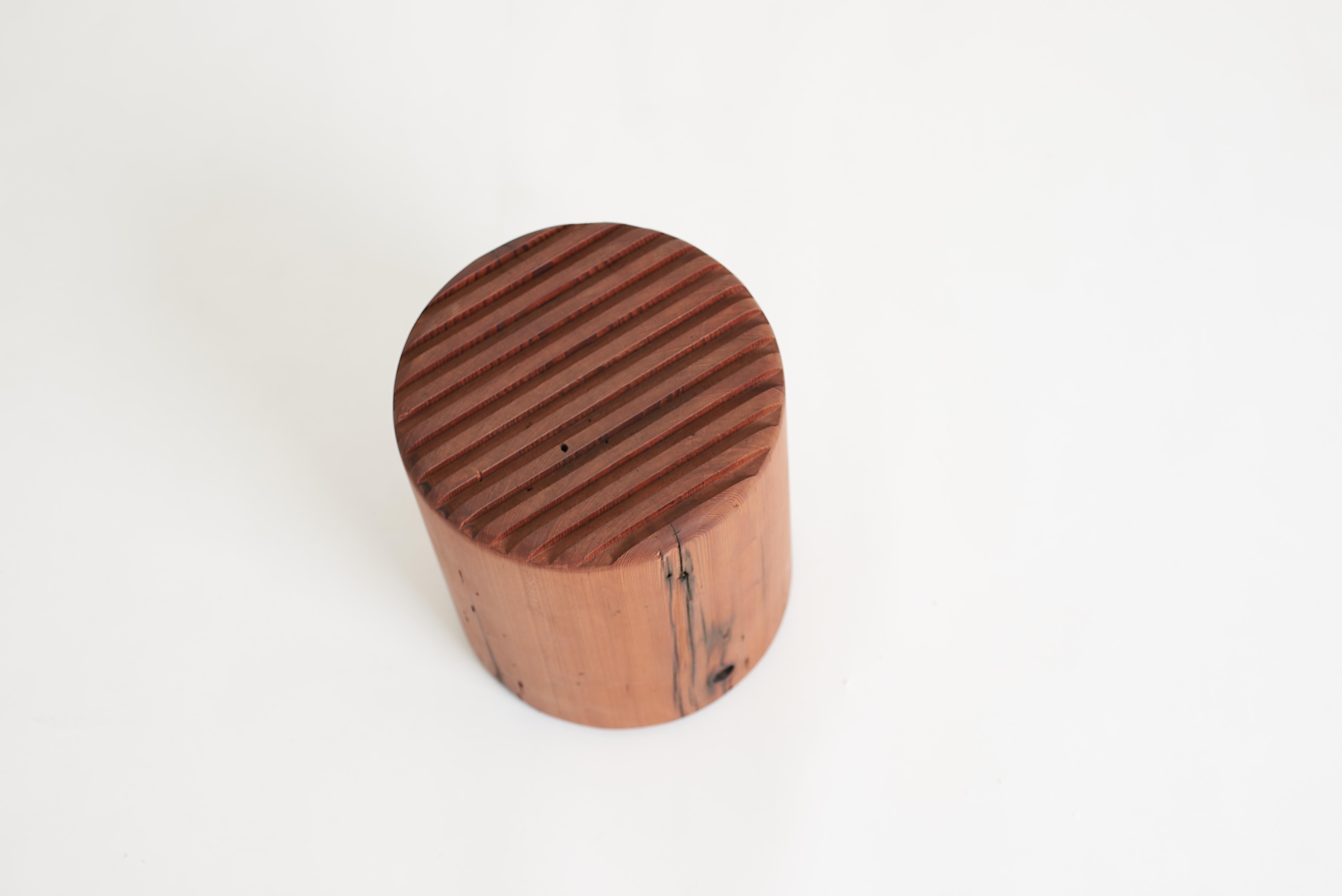 The Stump Stool - Gedrechselter Vintage Wood Hocker Beistelltisch (21. Jahrhundert und zeitgenössisch) im Angebot