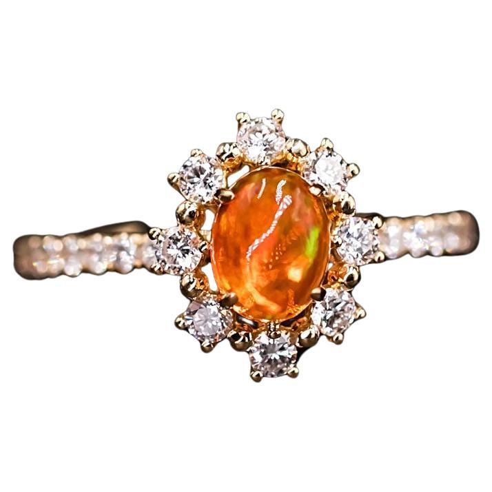 Artiste Superbe bague de fiançailles en or jaune 18 carats avec opale de feu et halo de diamants en vente
