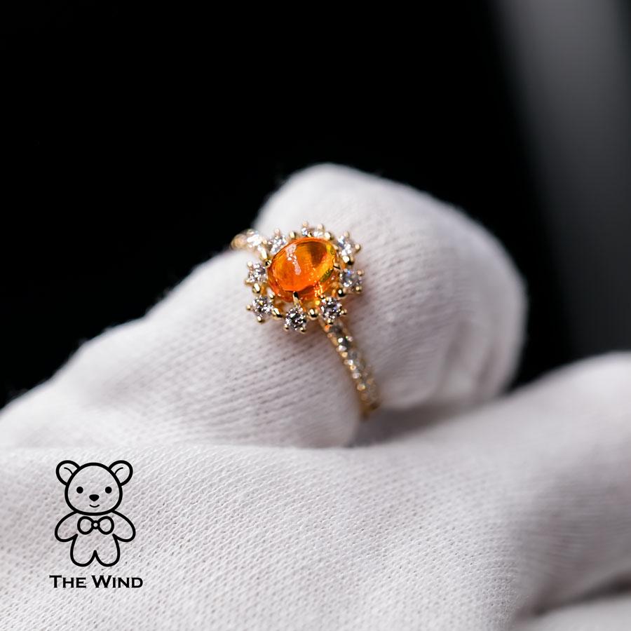 Taille brillant Superbe bague de fiançailles en or jaune 18 carats avec opale de feu et halo de diamants en vente