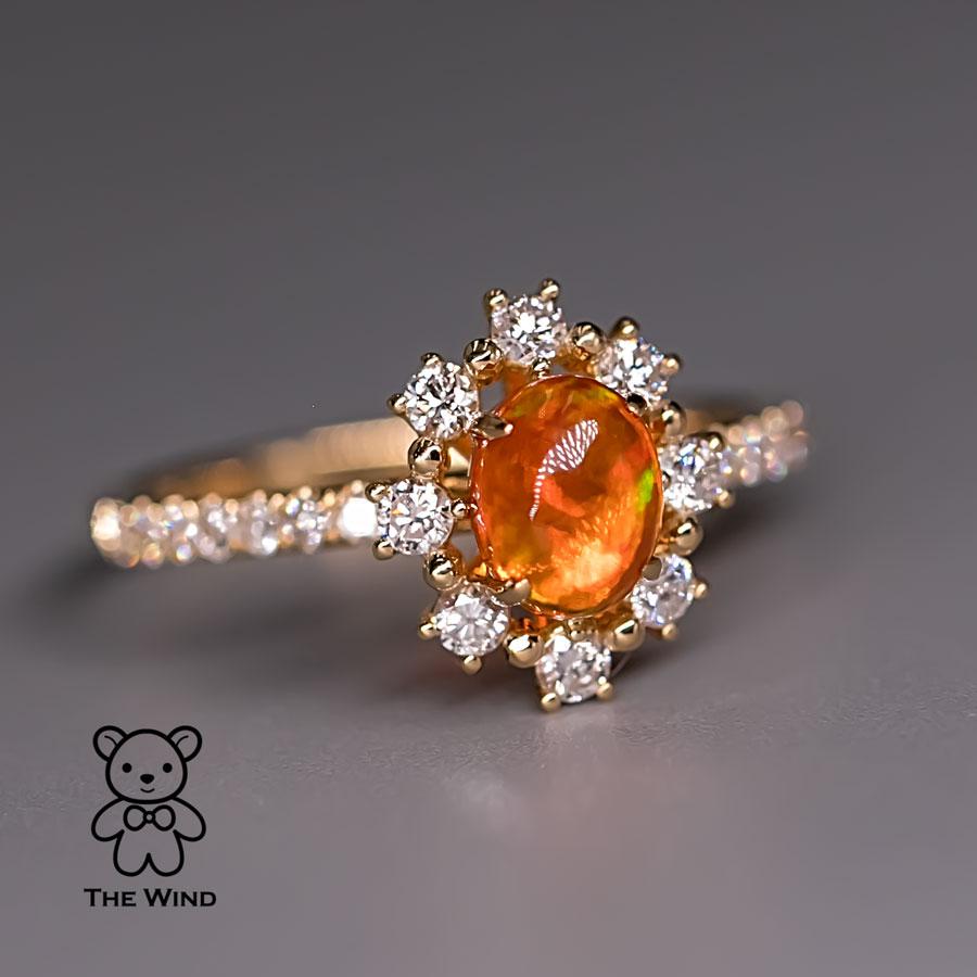 Superbe bague de fiançailles en or jaune 18 carats avec opale de feu et halo de diamants Neuf - En vente à Suwanee, GA