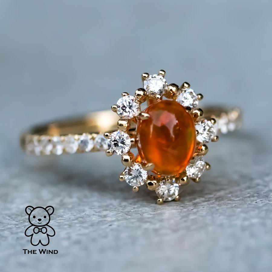 Superbe bague de fiançailles en or jaune 18 carats avec opale de feu et halo de diamants Pour femmes en vente