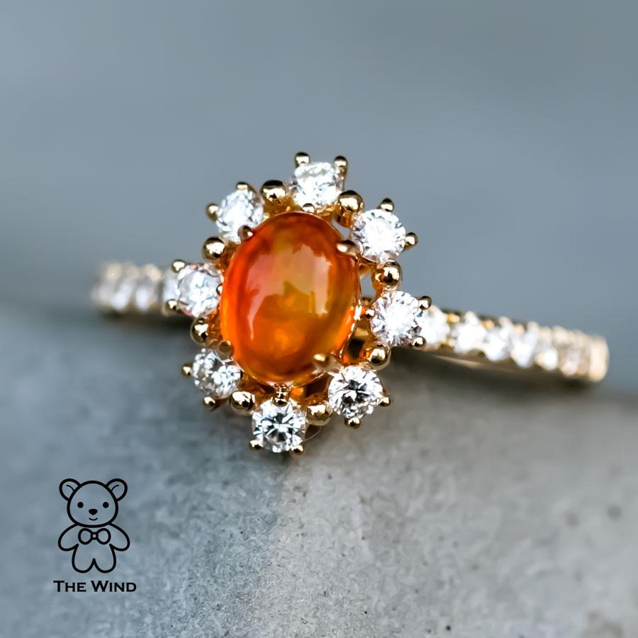 Superbe bague de fiançailles en or jaune 18 carats avec opale de feu et halo de diamants en vente 2