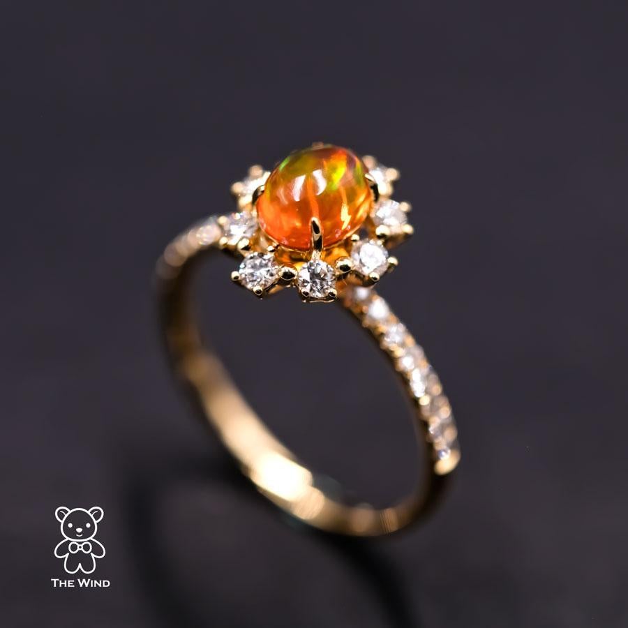 Superbe bague de fiançailles en or jaune 18 carats avec opale de feu et halo de diamants en vente 3