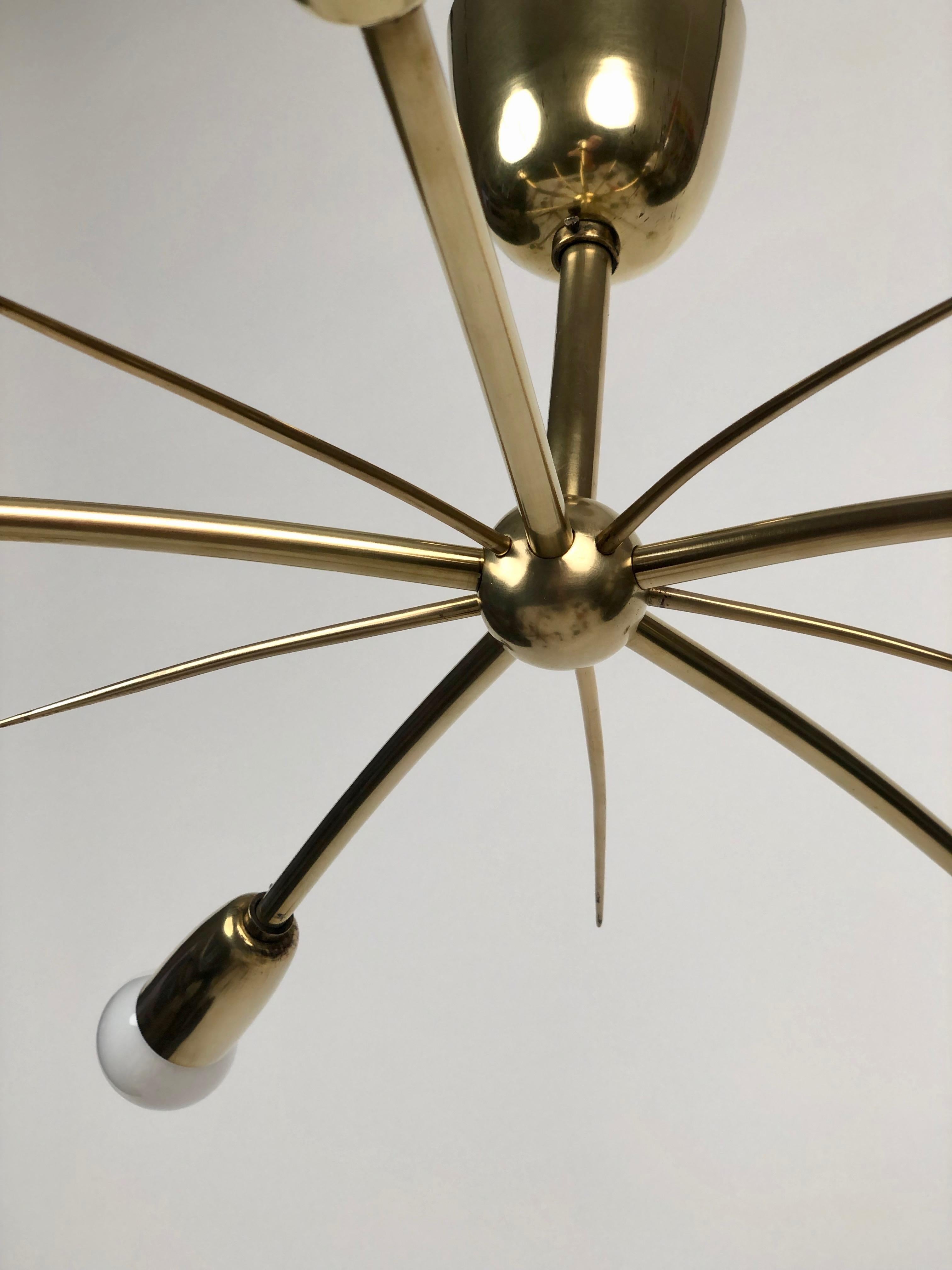 Mid-Century moderno The Sun, una lampada a sospensione in ottone di J&T. Kalmar , anni '50, Austria in vendita