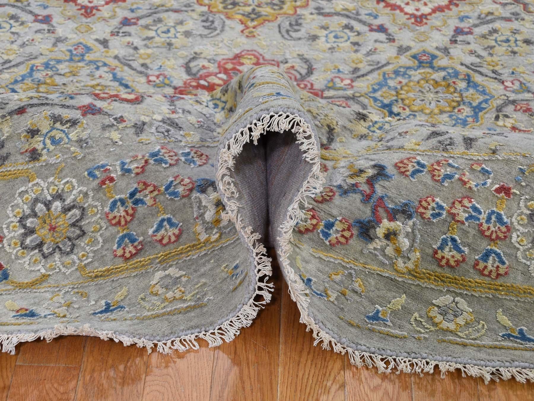 THE SUNSET ROSETTES Pure Silk and Wool Hand Knotted Oriental Round Rug In Excellent Condition In Carlstadt, NJ