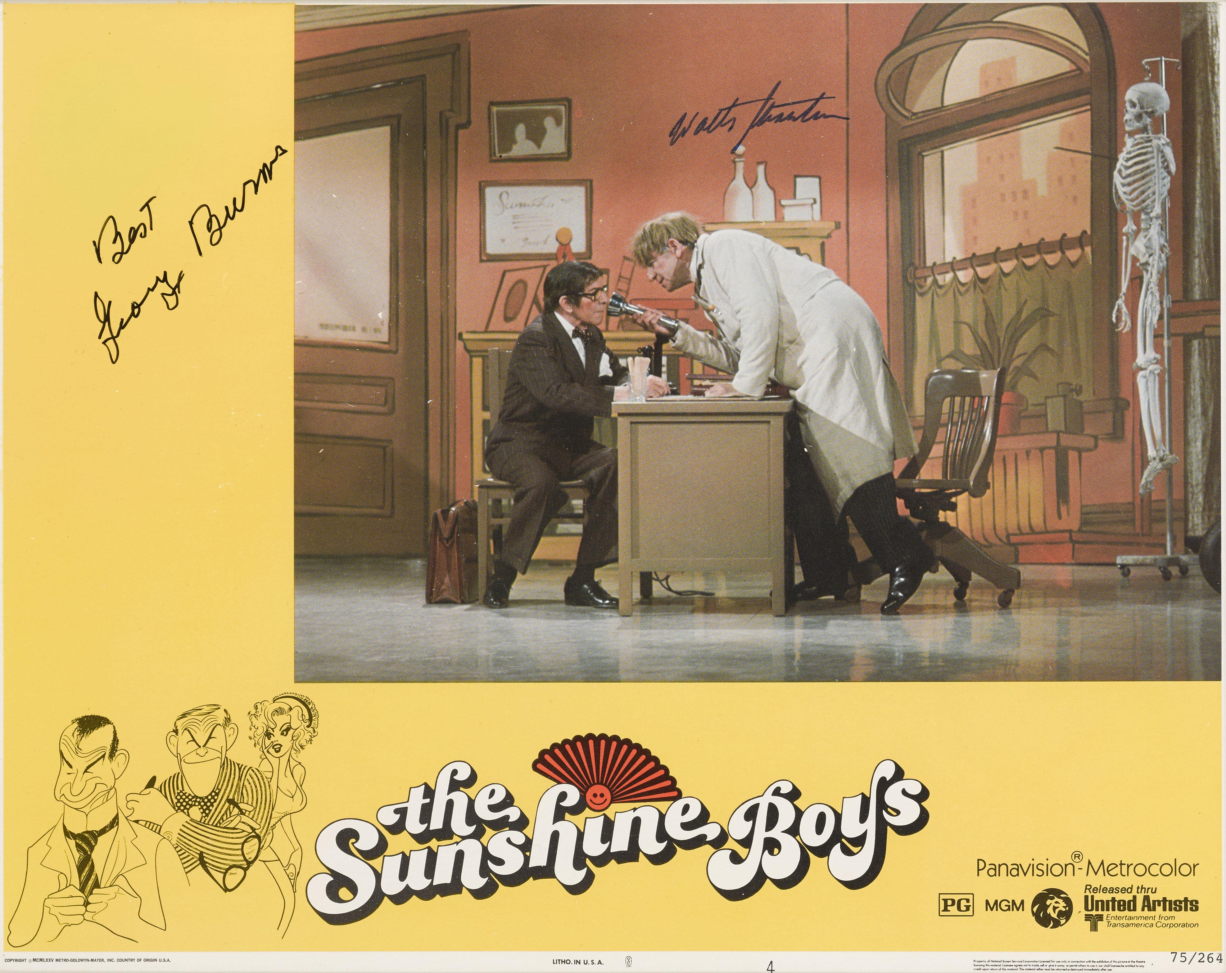 Lobby card original estadounidense de la maravillosa comedia de 1975 protagonizada por George Burns y Walter Matthau este lobby card también ha sido firmado por George Burns y Walter Matthau.
La película celebra este año su 50 aniversario.

Esta
