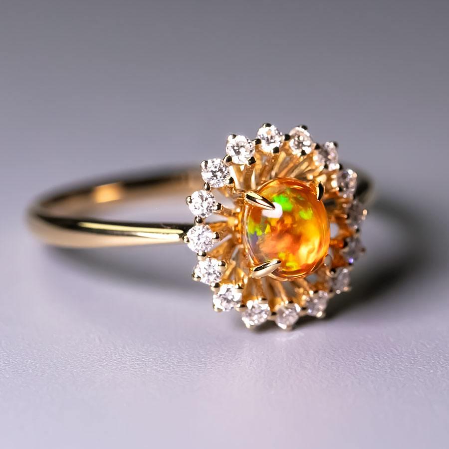 Taglio rotondo The Sunshine - Anello di fidanzamento con diamante aureolato con opale di fuoco messicano in oro giallo 18 carati in vendita