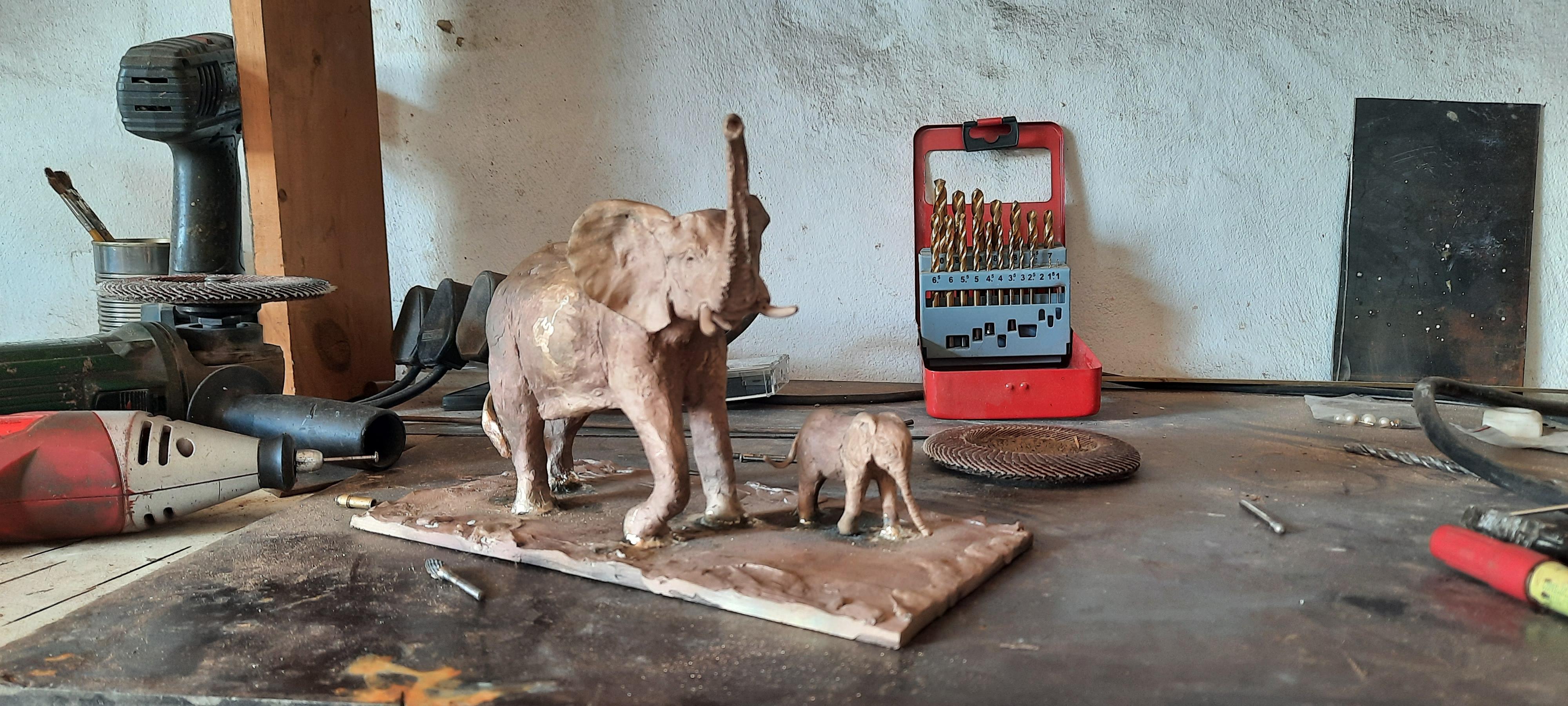 La Sorpresa - Escultura Elefante de Bronce en Nuevo estado para la venta en Pretoria, Gauteng