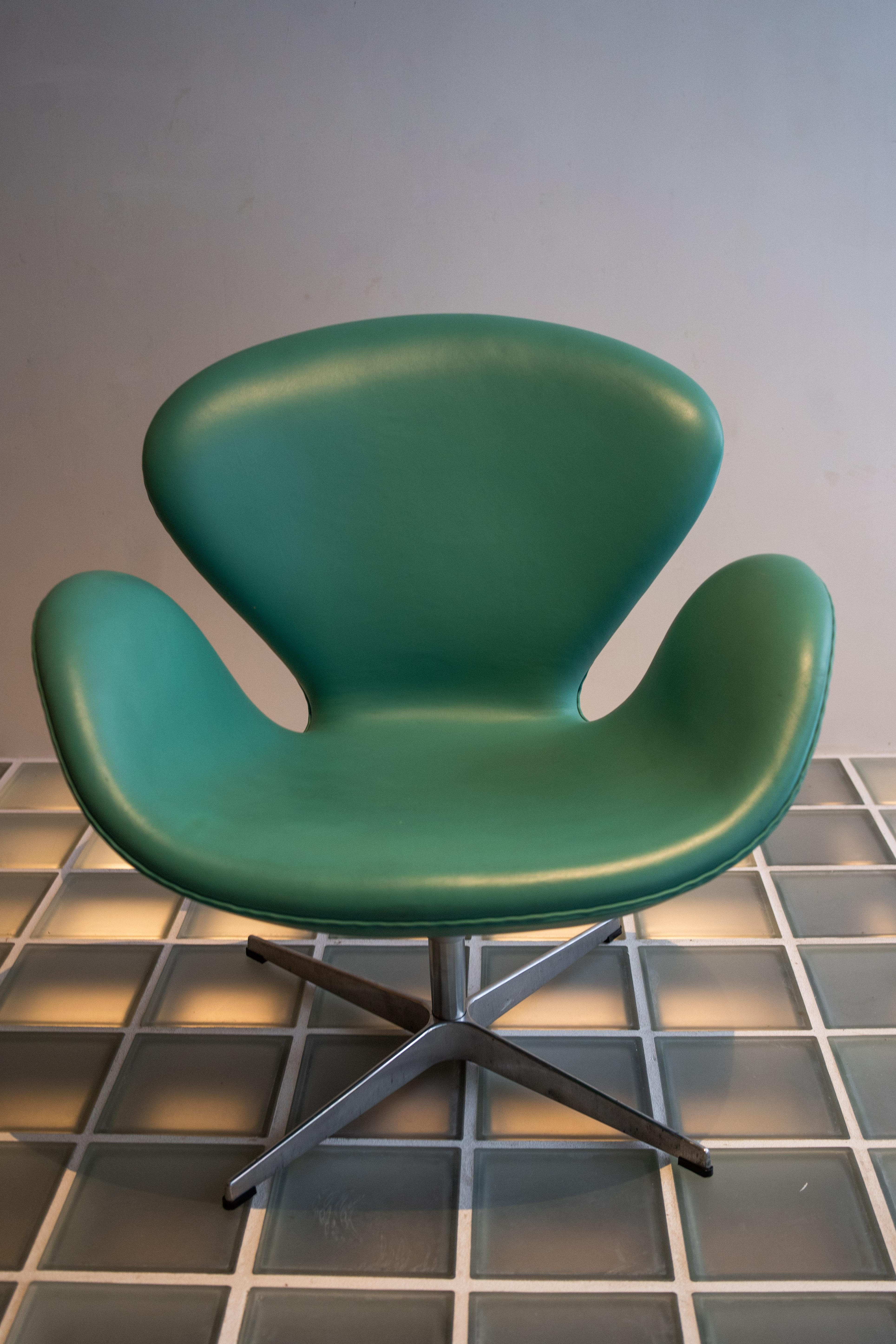 20th Century The Swan Chair by Arne Jacobsen for Fritz Hansen