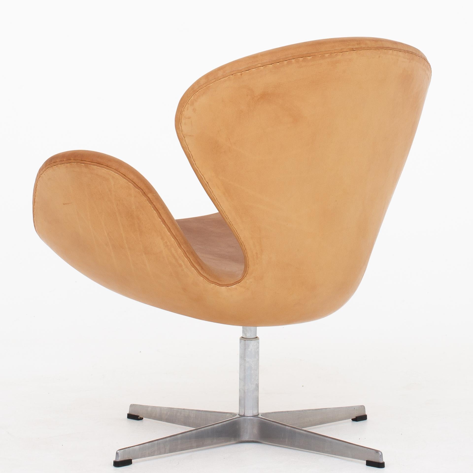 AJ 3320 - The Swan in patinated natural leather with the old base. Maker Fritz Hansen.
