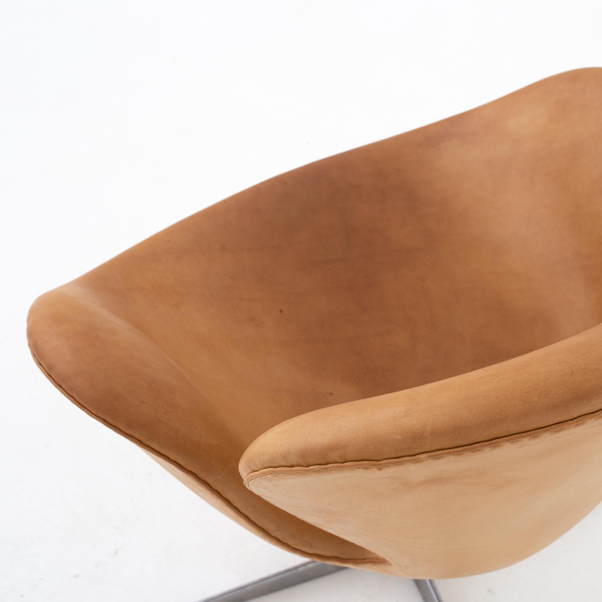 Patinated The Swan Chair by Arne Jacobsen